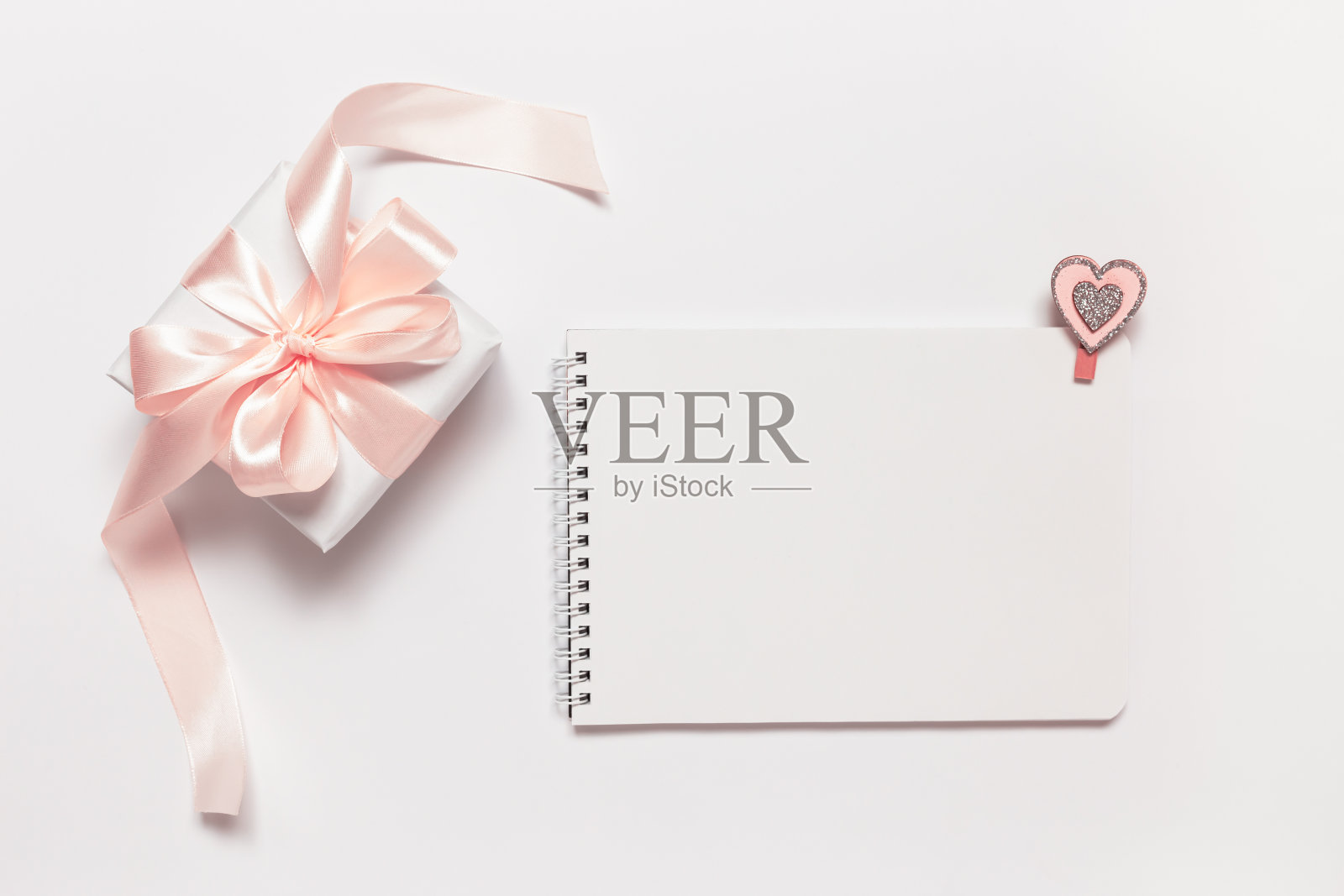 情人节，生日，母亲节或国际妇女节的礼物和空白照片摄影图片