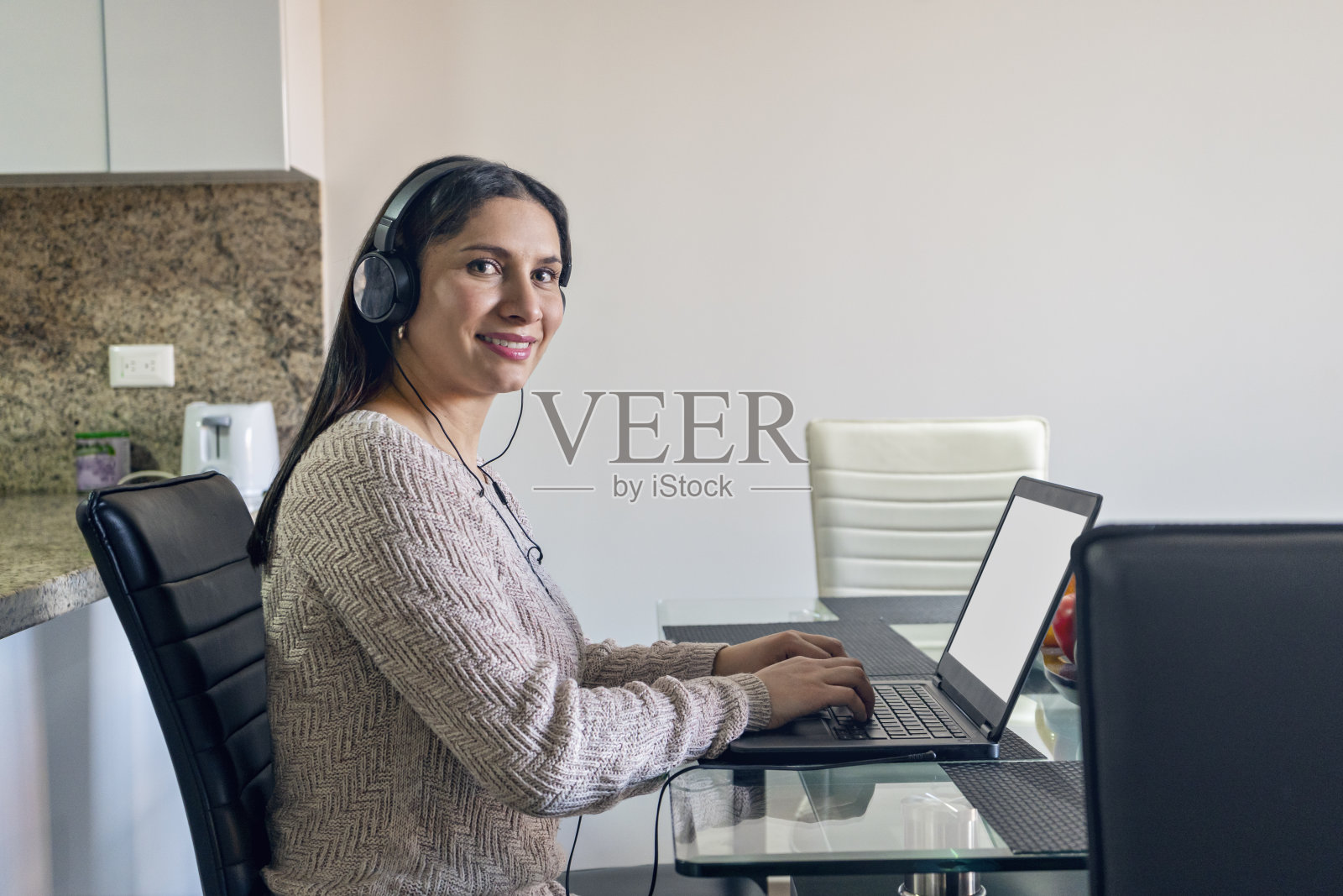 女性在家用笔记本电脑工作的肖像照片摄影图片