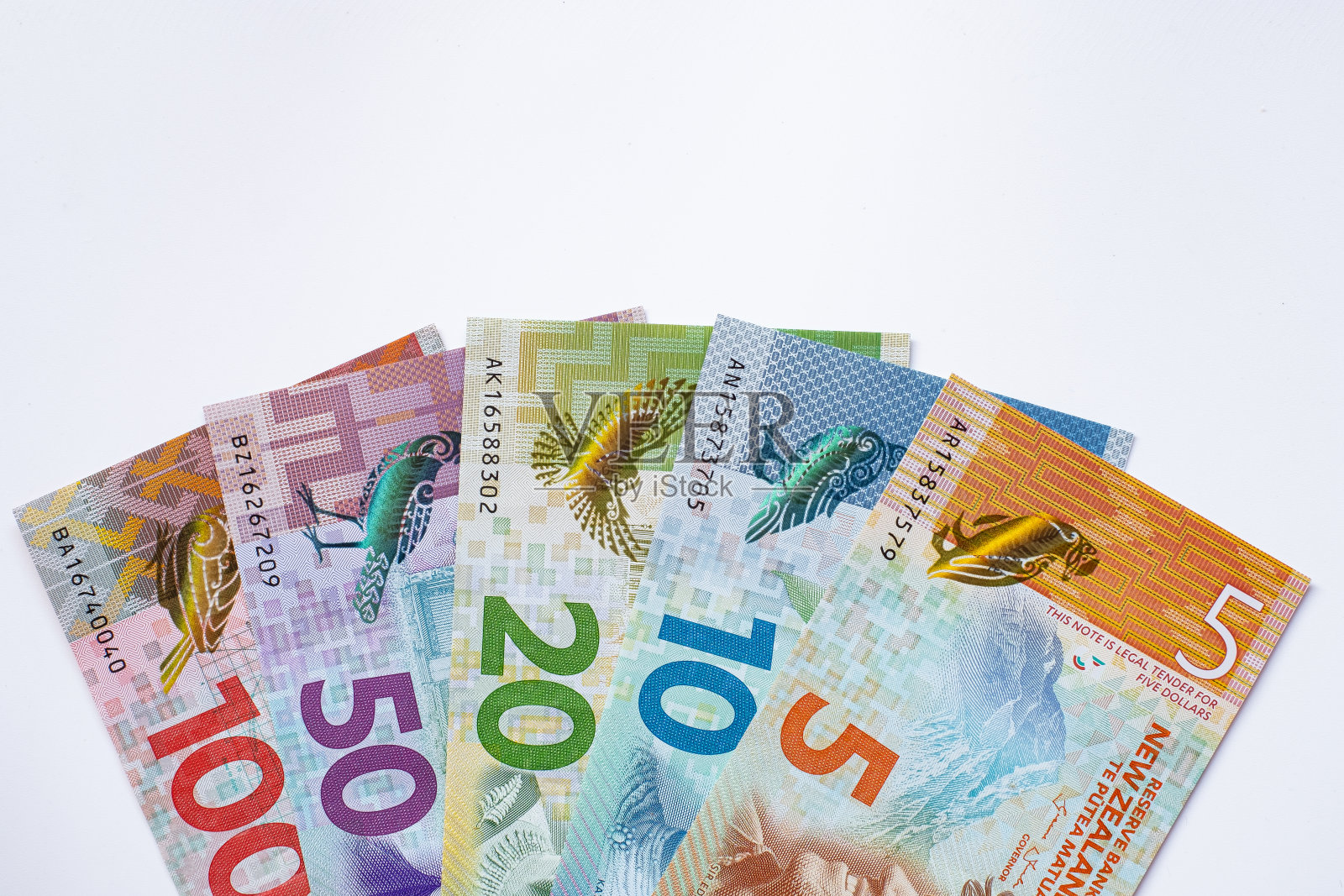 新西兰钞票的白色背景。照片摄影图片