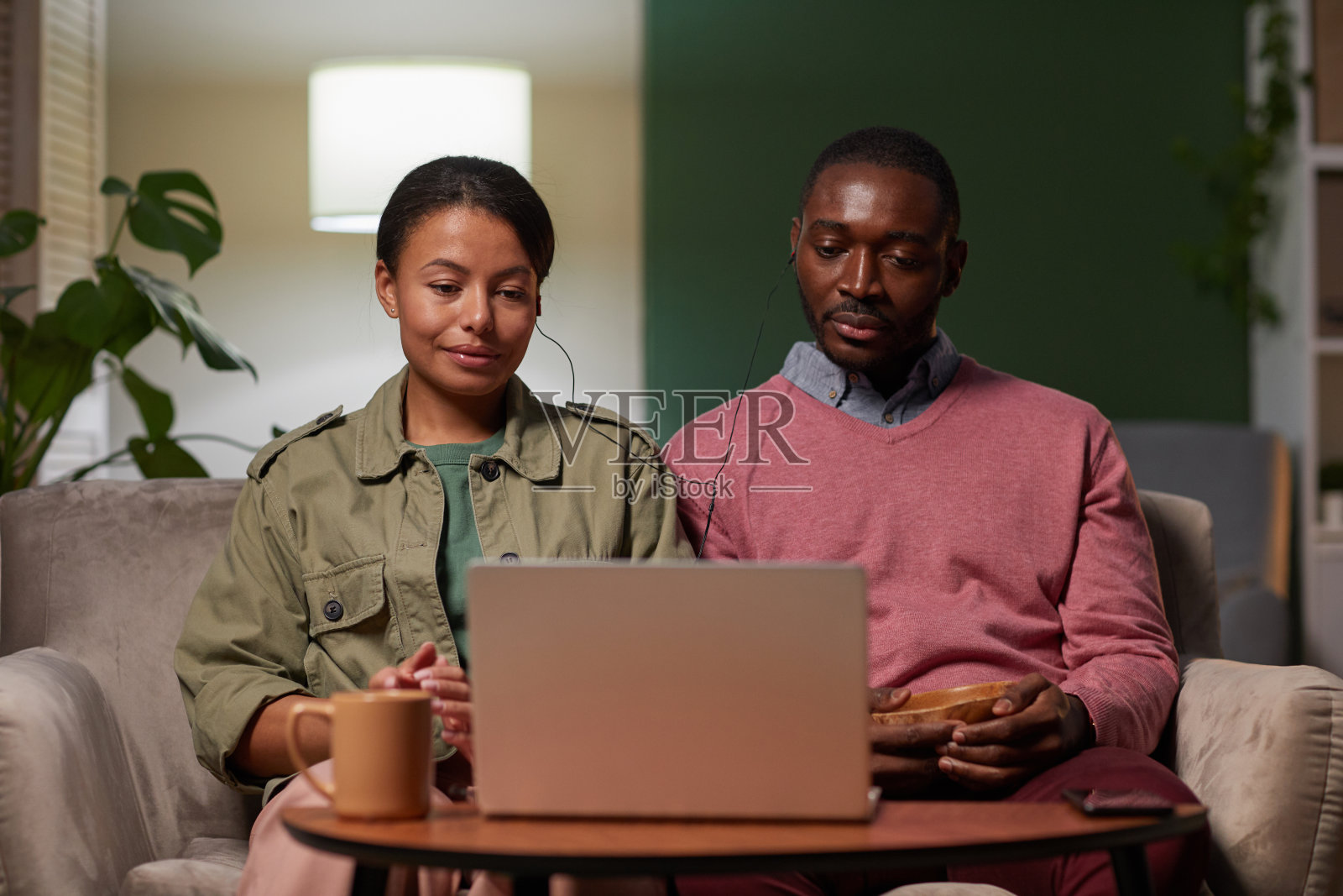 一对夫妇在电脑上看电影照片摄影图片