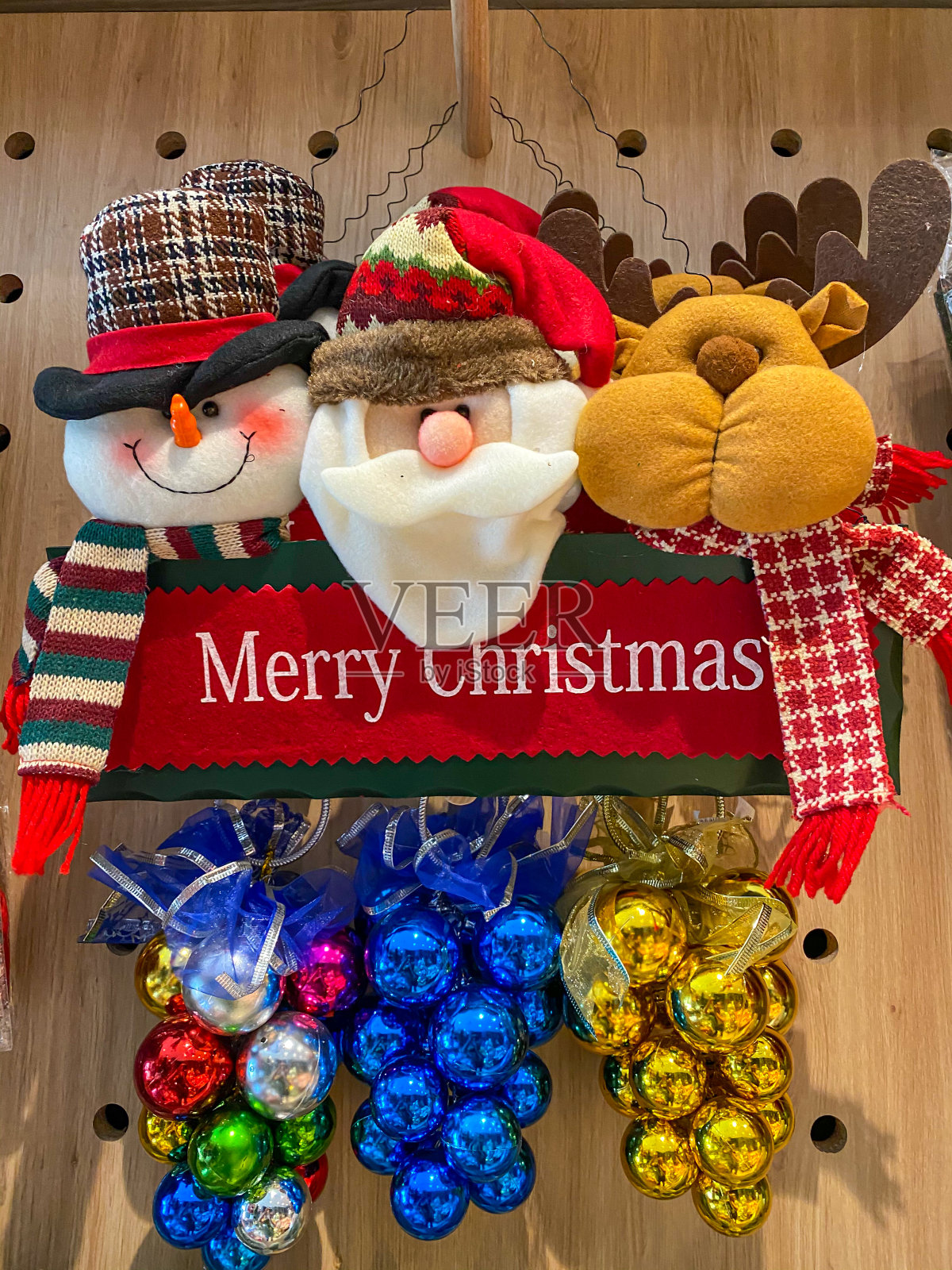 有趣的装饰品和圣诞小装饰品挂在墙上照片摄影图片