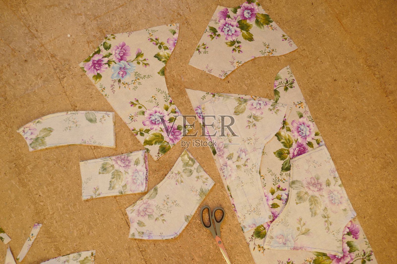 做一件花裙子照片摄影图片