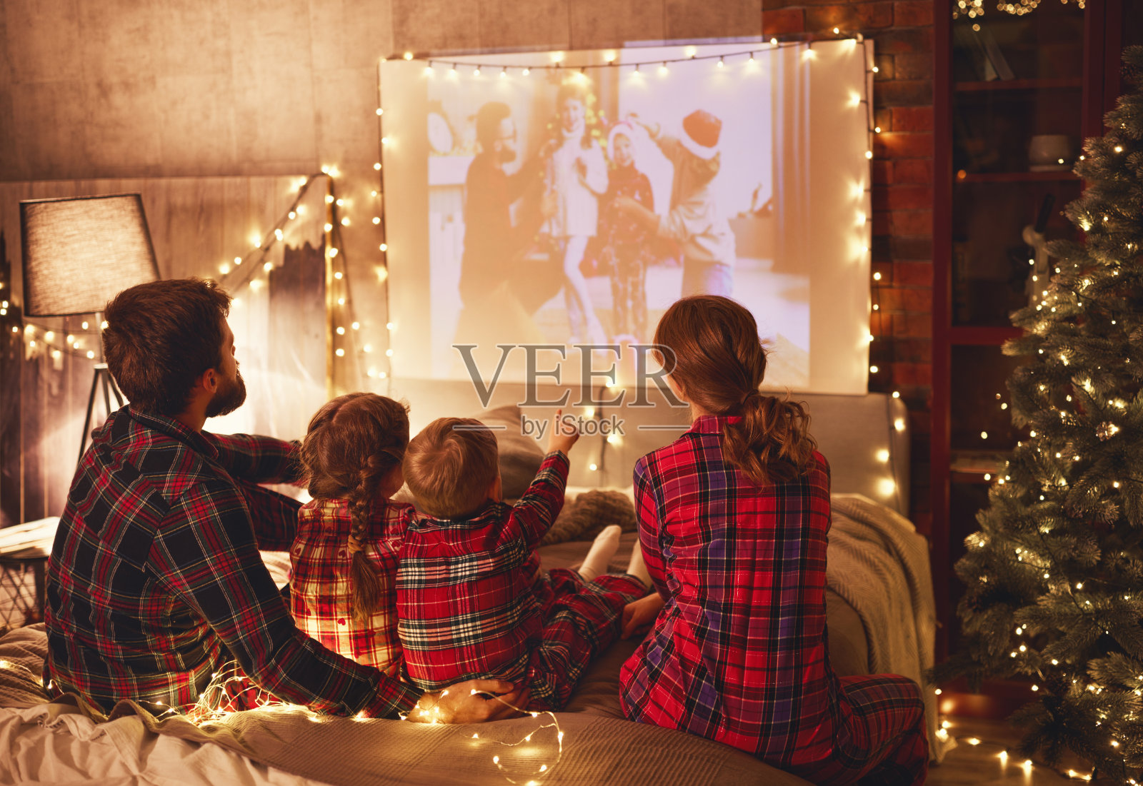 家庭母亲父亲和孩子看放映机，电影，电影照片摄影图片