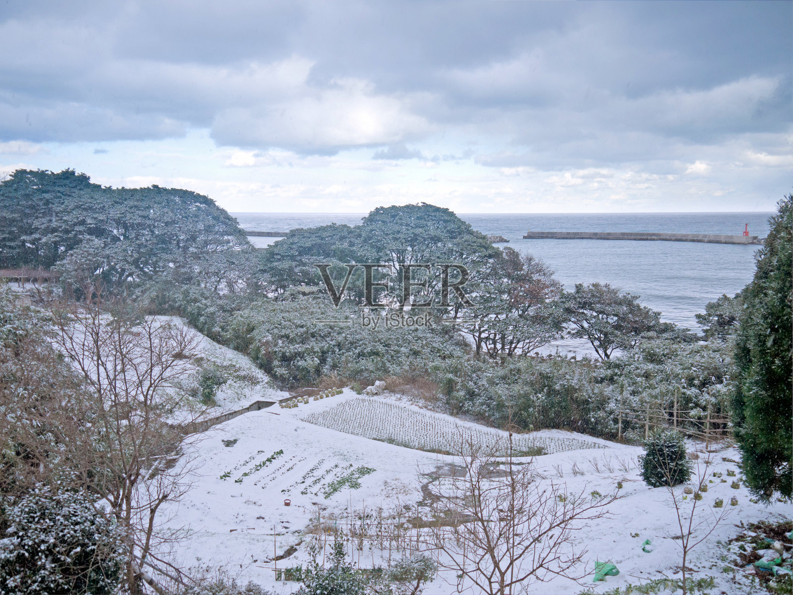 日本海边的小村庄和望岛港的冬景照片摄影图片