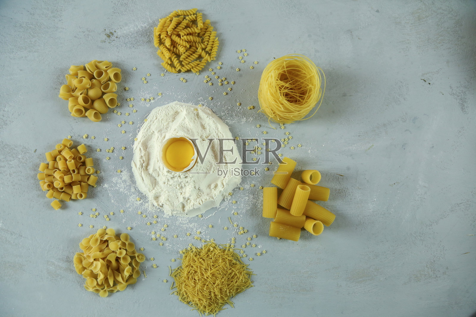 自制意大利面的原料。食物背景:通心粉，意大利面，鸡蛋，面粉照片摄影图片