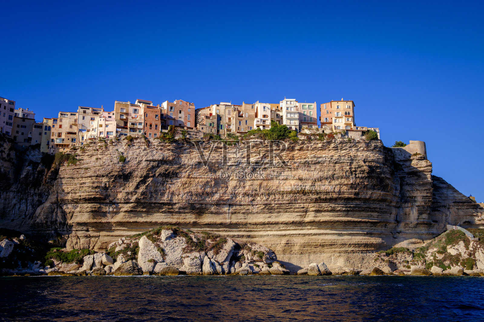 从博尼法乔老城的海边景色，戏剧性地坐落在侵蚀的石灰岩岬上。法国科西嘉岛照片摄影图片
