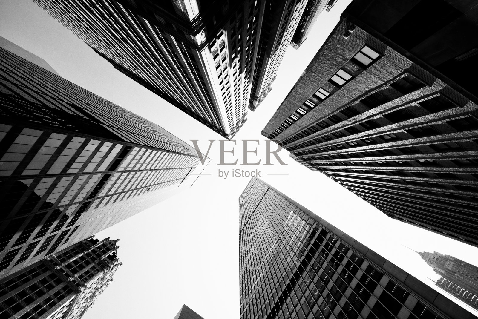 从下面看，曼哈顿下城，纽约。照片摄影图片