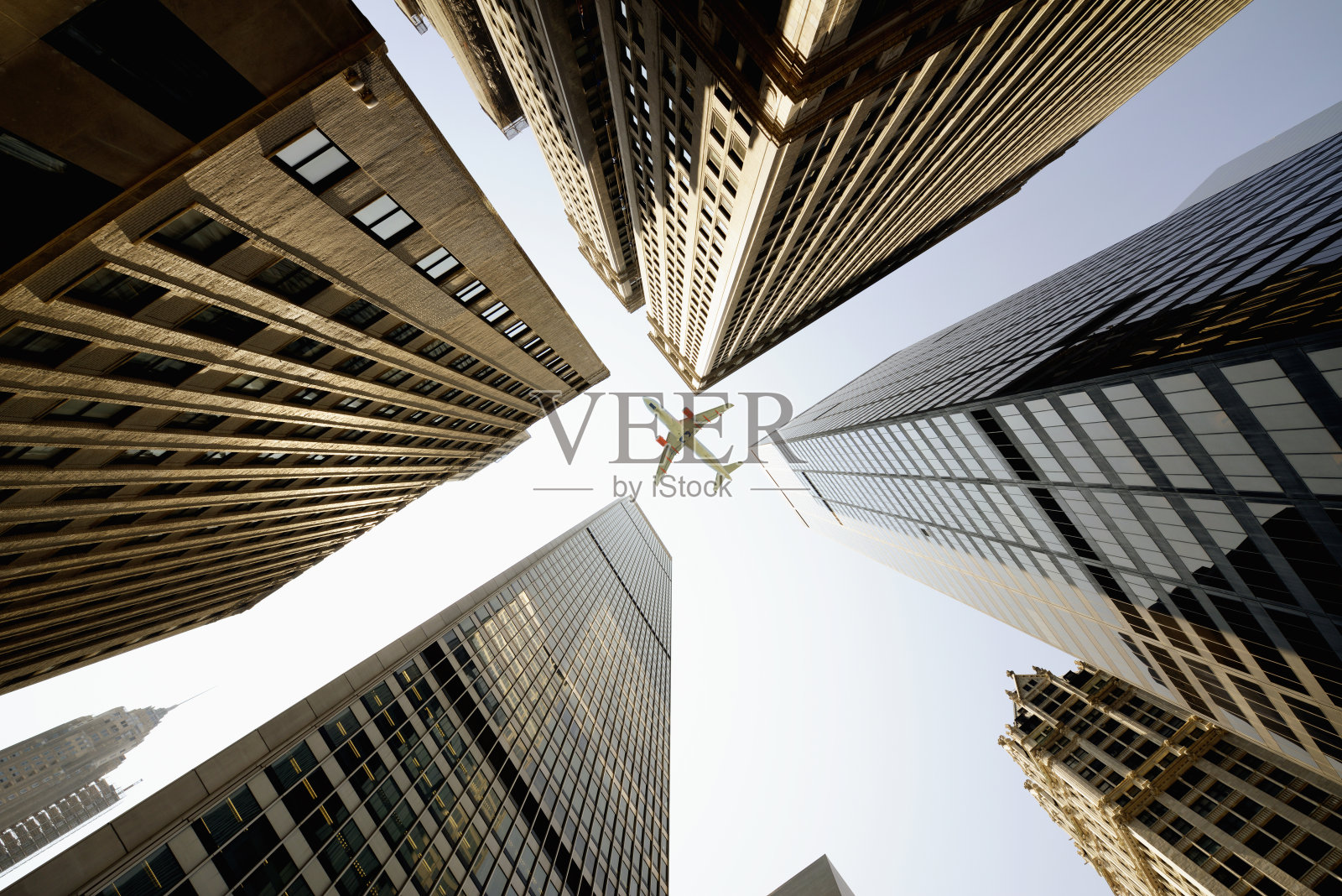 飞机飞过摩天大楼，曼哈顿下城，纽约市。照片摄影图片