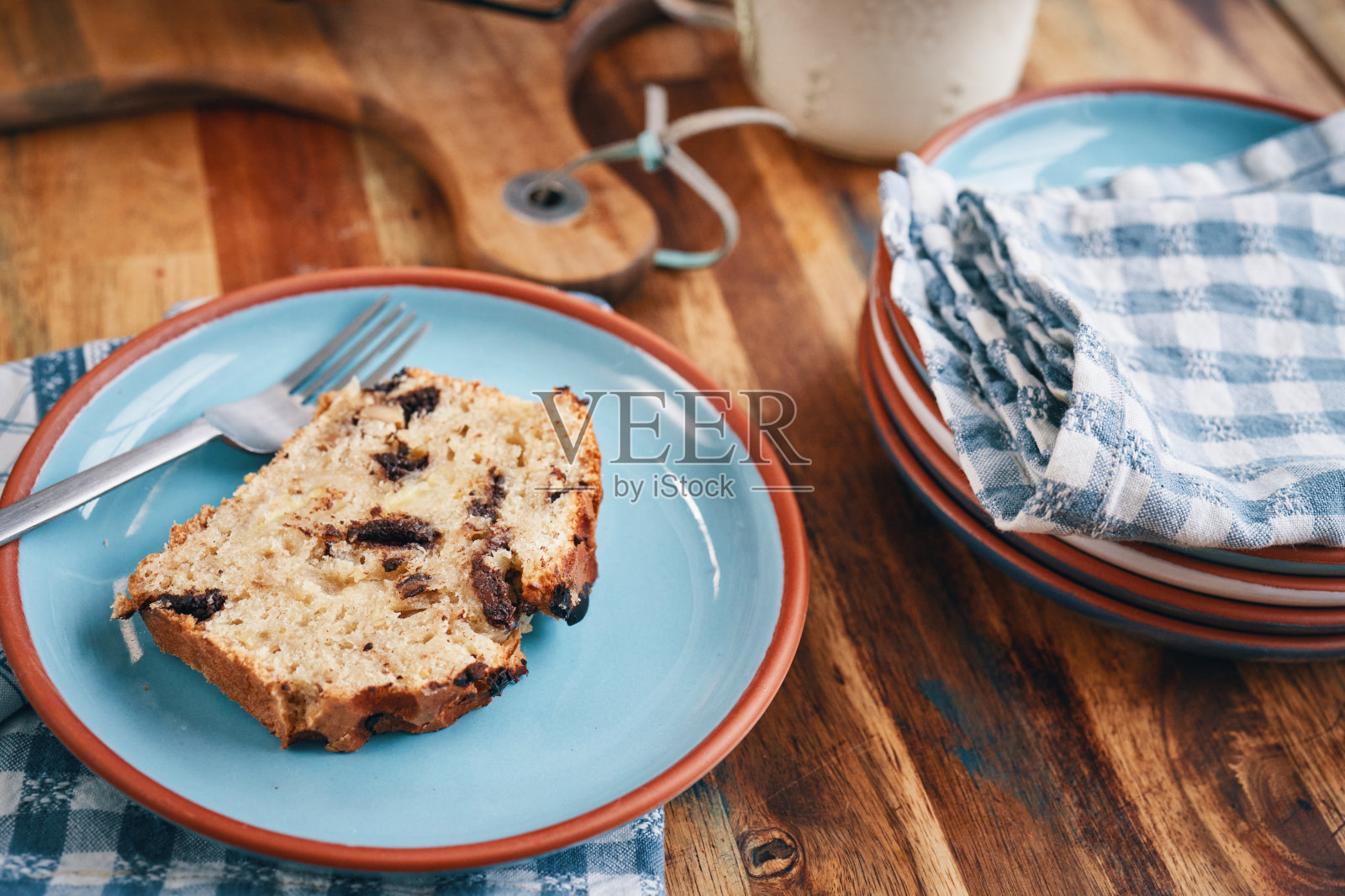 新鲜出炉的香蕉面包配达尔戈纳咖啡照片摄影图片