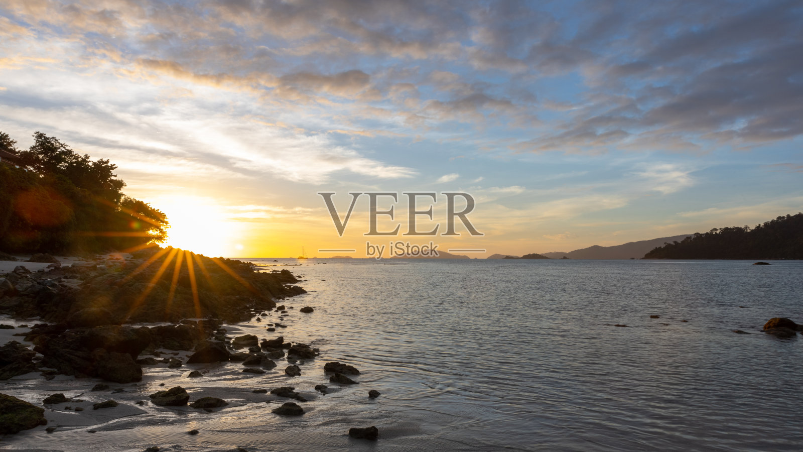 宁静的海滩上夕阳的颜色照片摄影图片