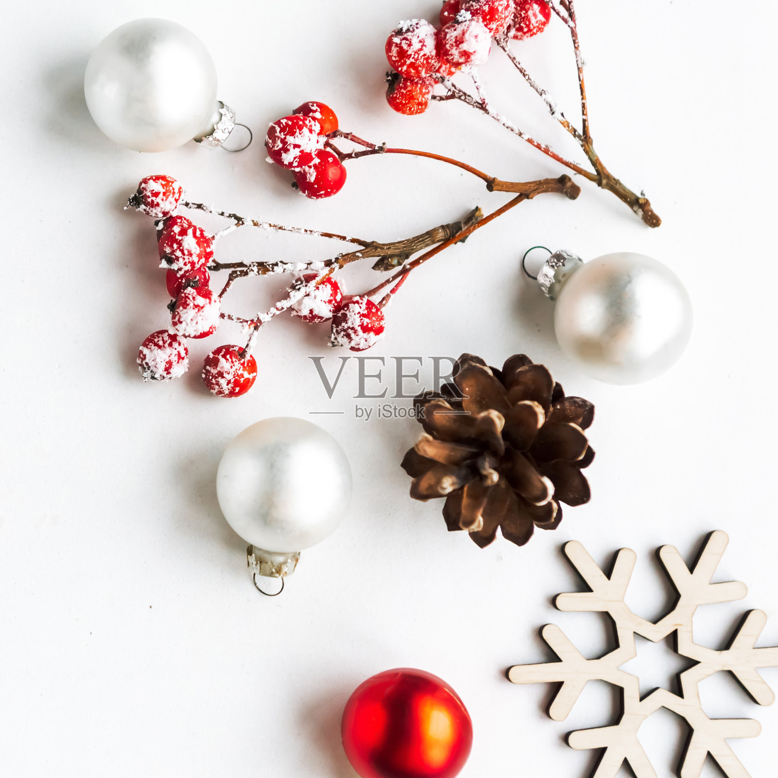 圣诞装饰物，锥和花楸浆果，俯视图。照片摄影图片