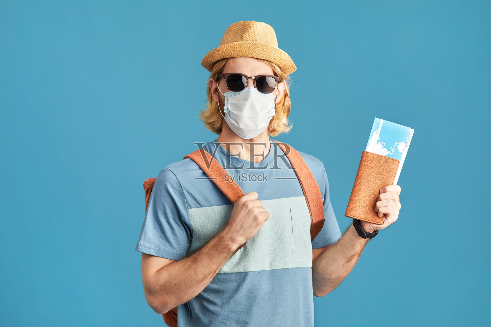 疫情期间男子旅行照片摄影图片