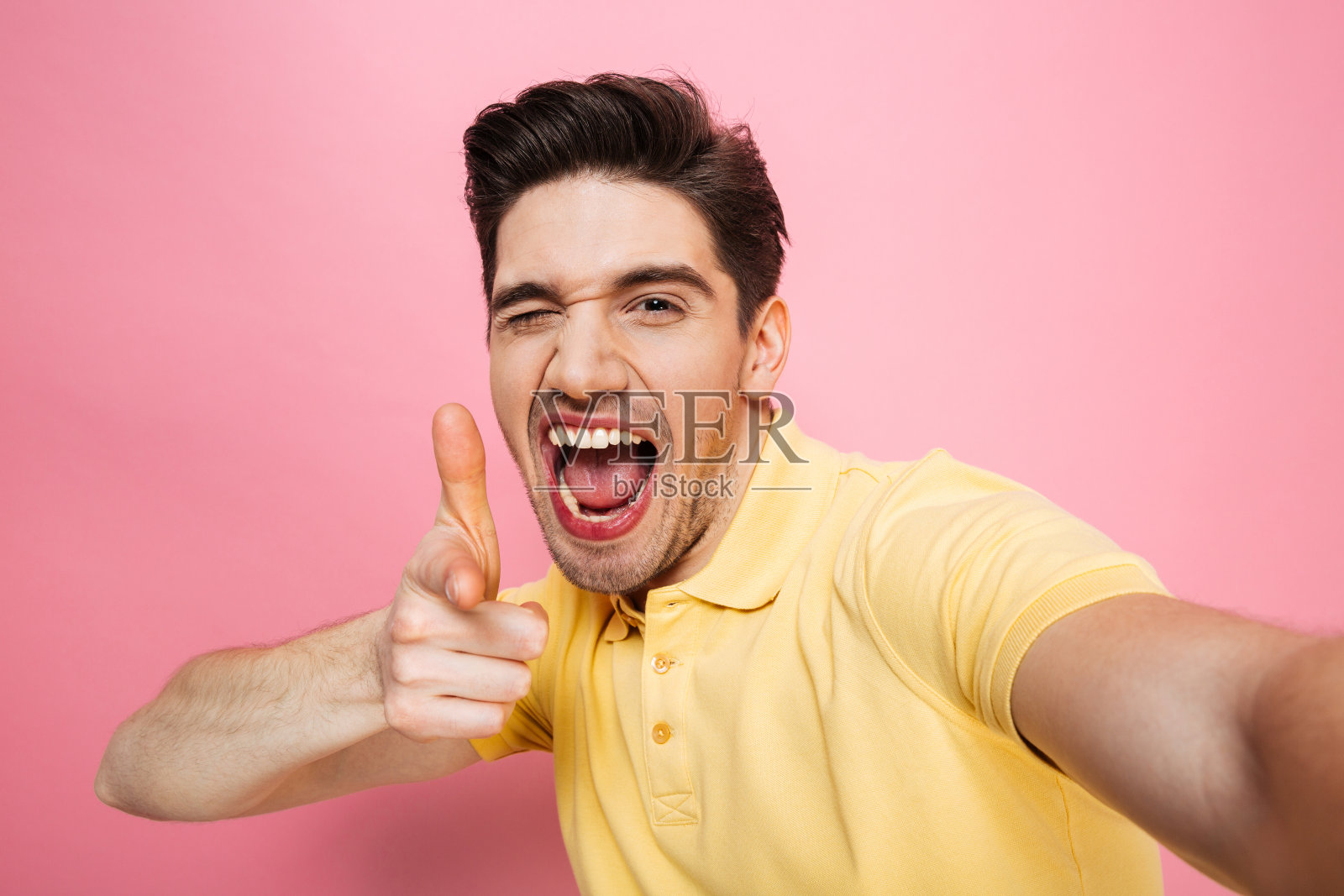 一个快乐的年轻人的画像照片摄影图片