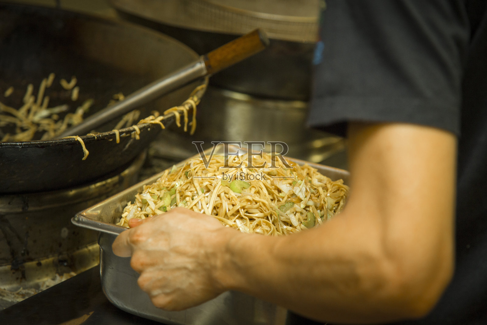 厨师正在准备烤意大利面照片摄影图片