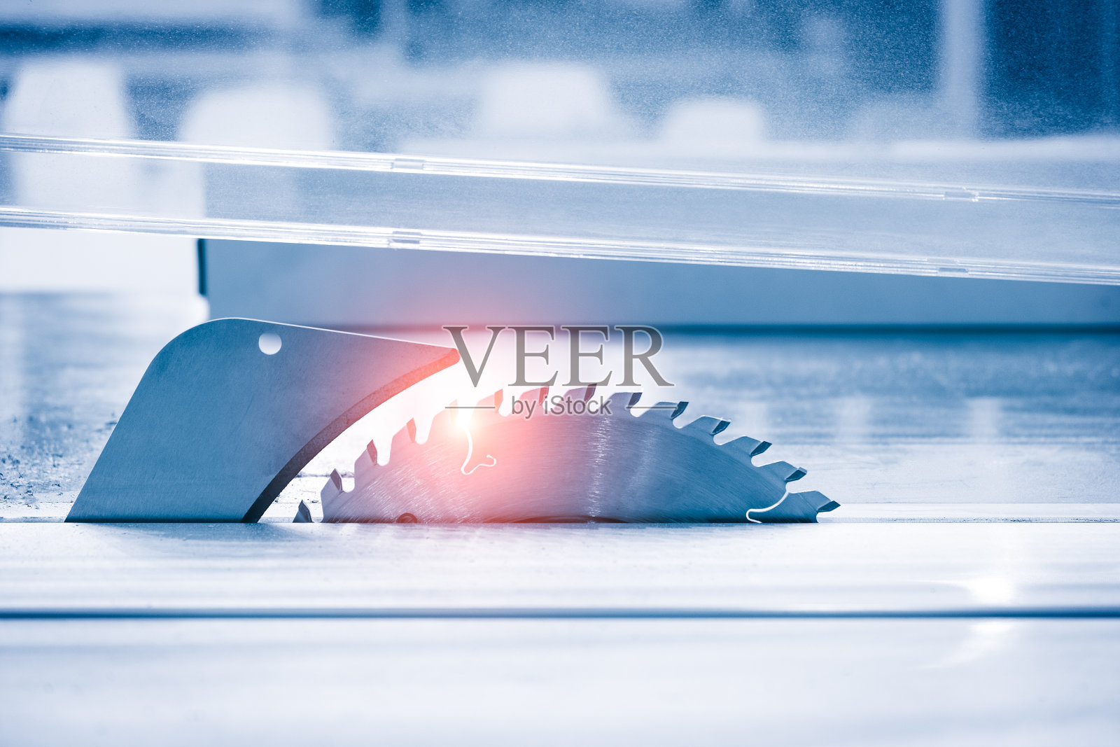 带锯木材厂输送机的交叉口，生产线木锯输送机照片摄影图片