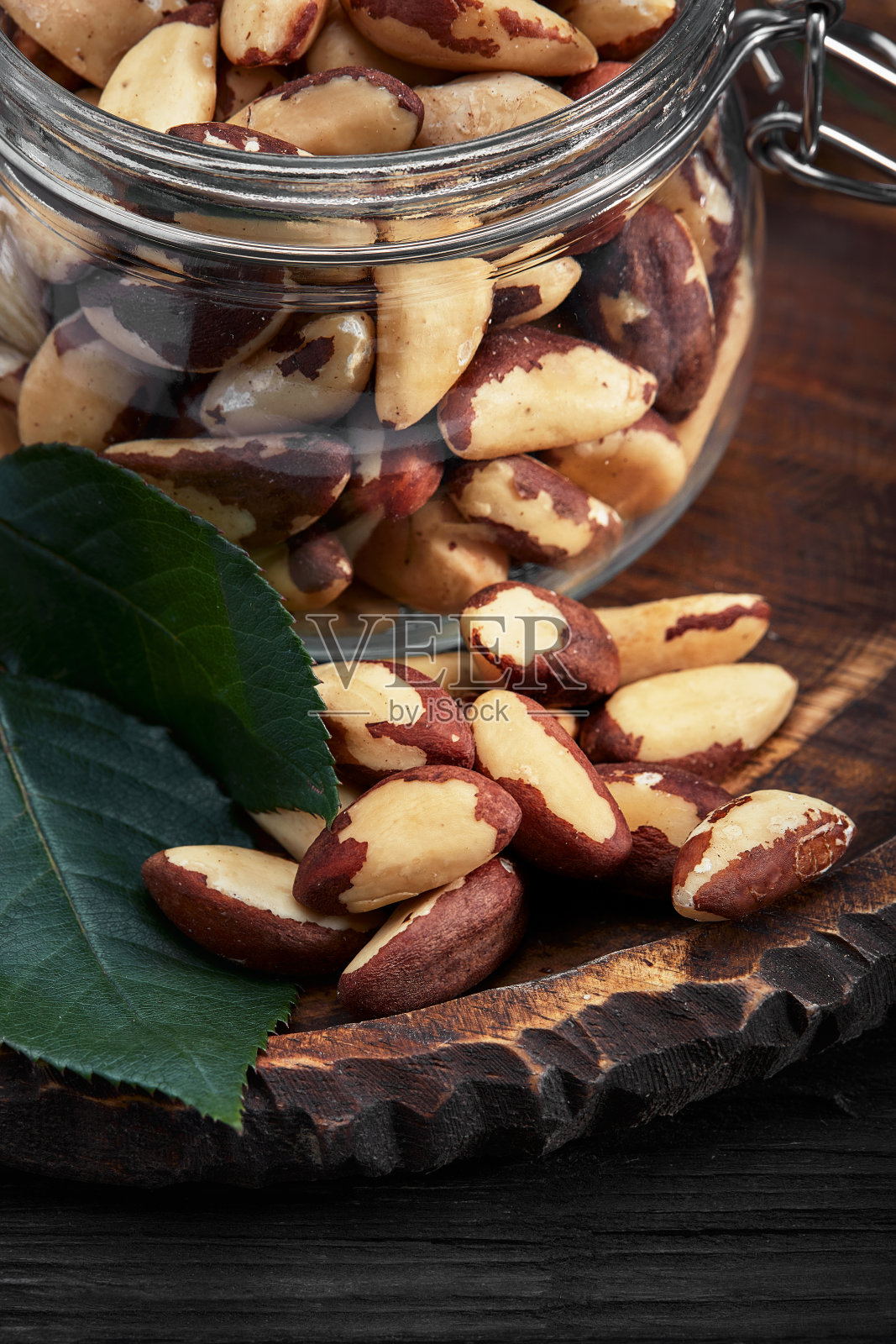 打开装满巴西坚果的罐子，关上照片摄影图片