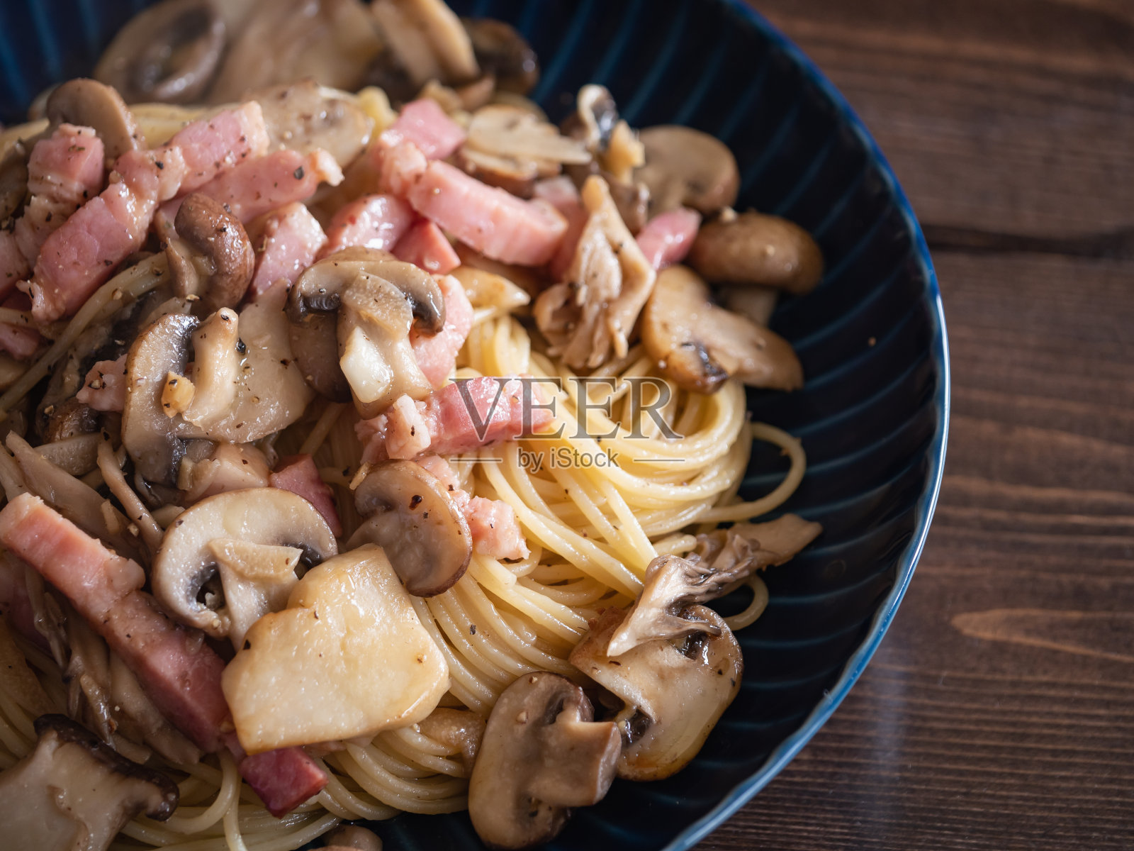 特写黄油酱油意大利面，培根和蘑菇。照片摄影图片