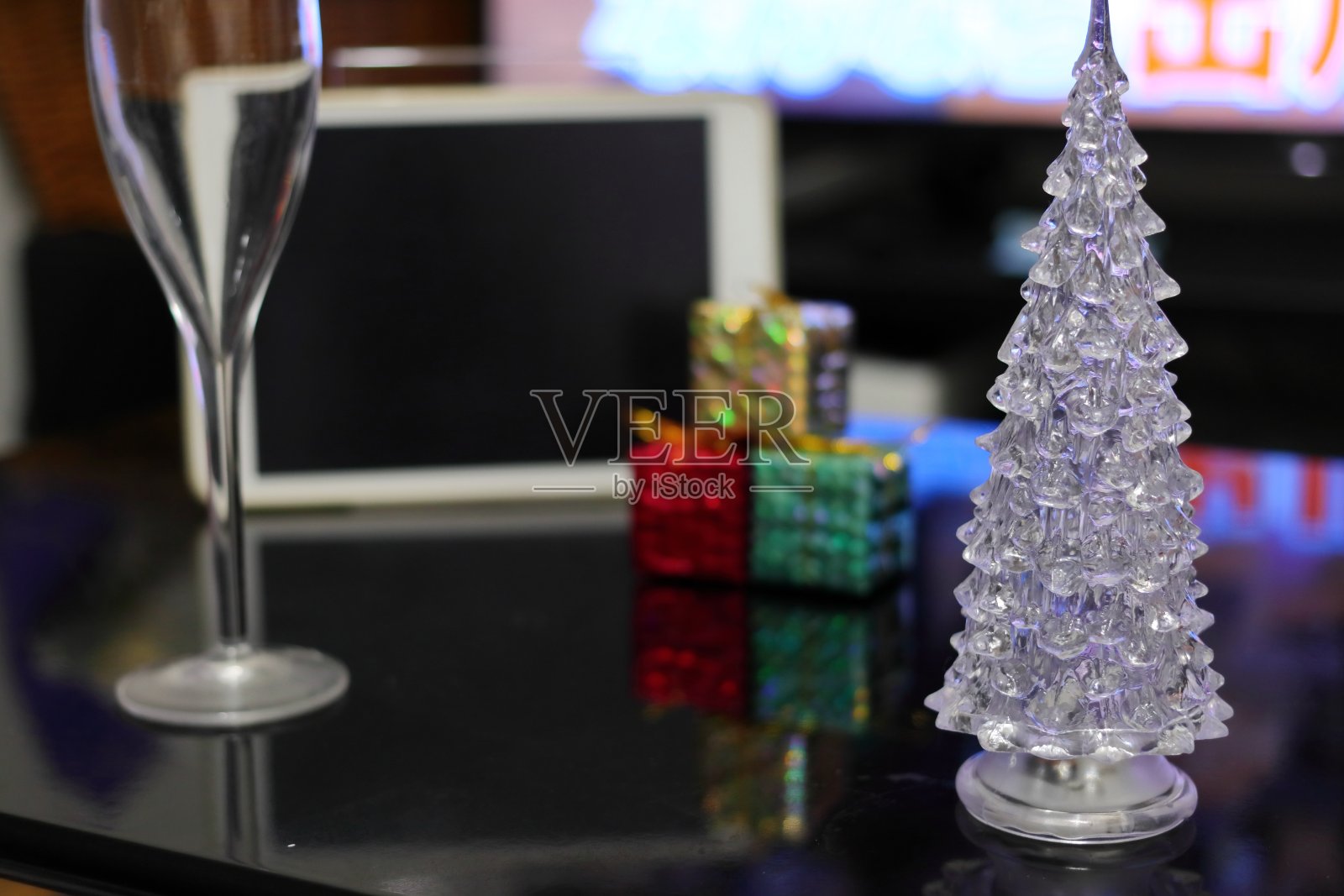 准备网上派对(平板电脑、香槟杯、圣诞树和圣诞装饰品)照片摄影图片