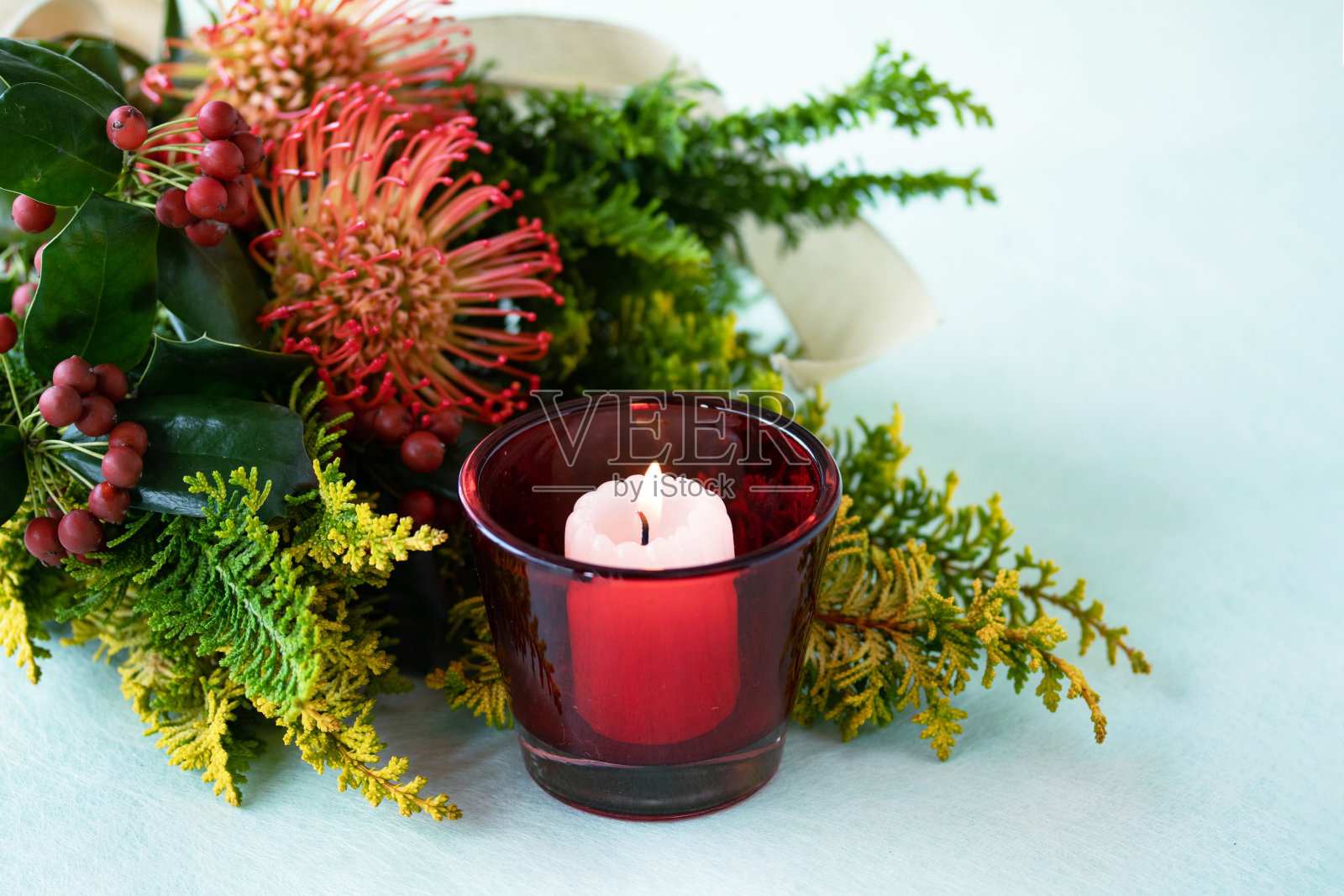 中国冬青，针垫和日本扁木的圣诞Swag照片摄影图片