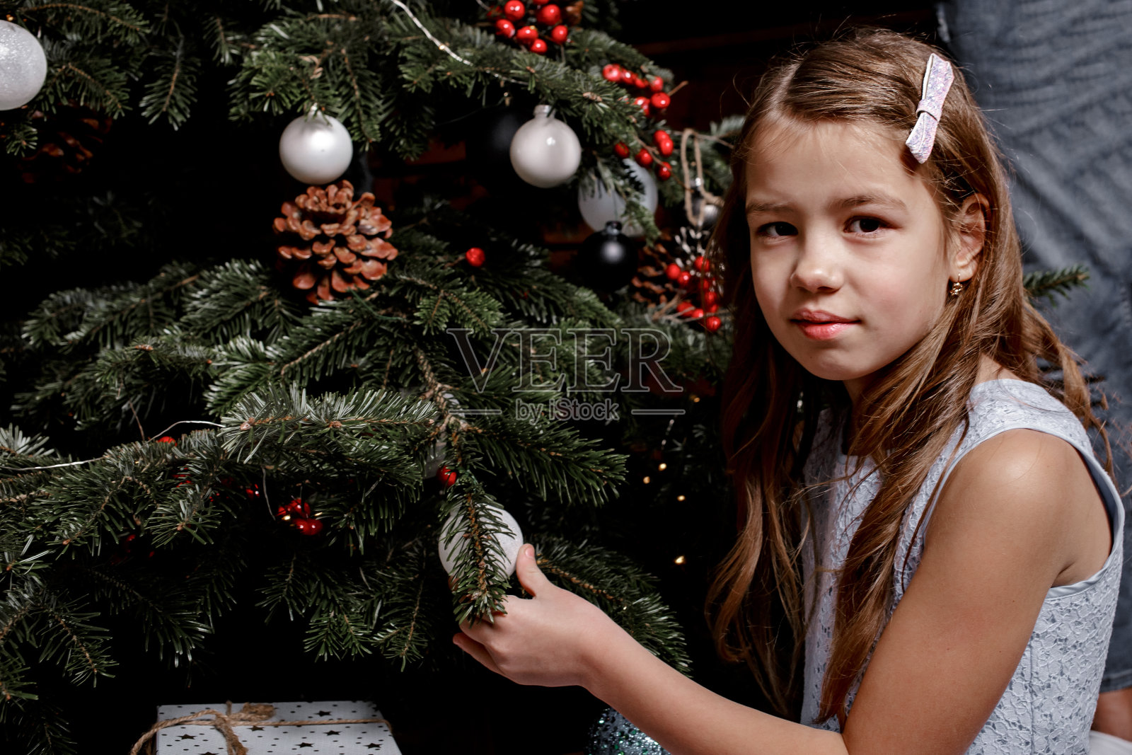 女孩在家里装饰圣诞树照片摄影图片