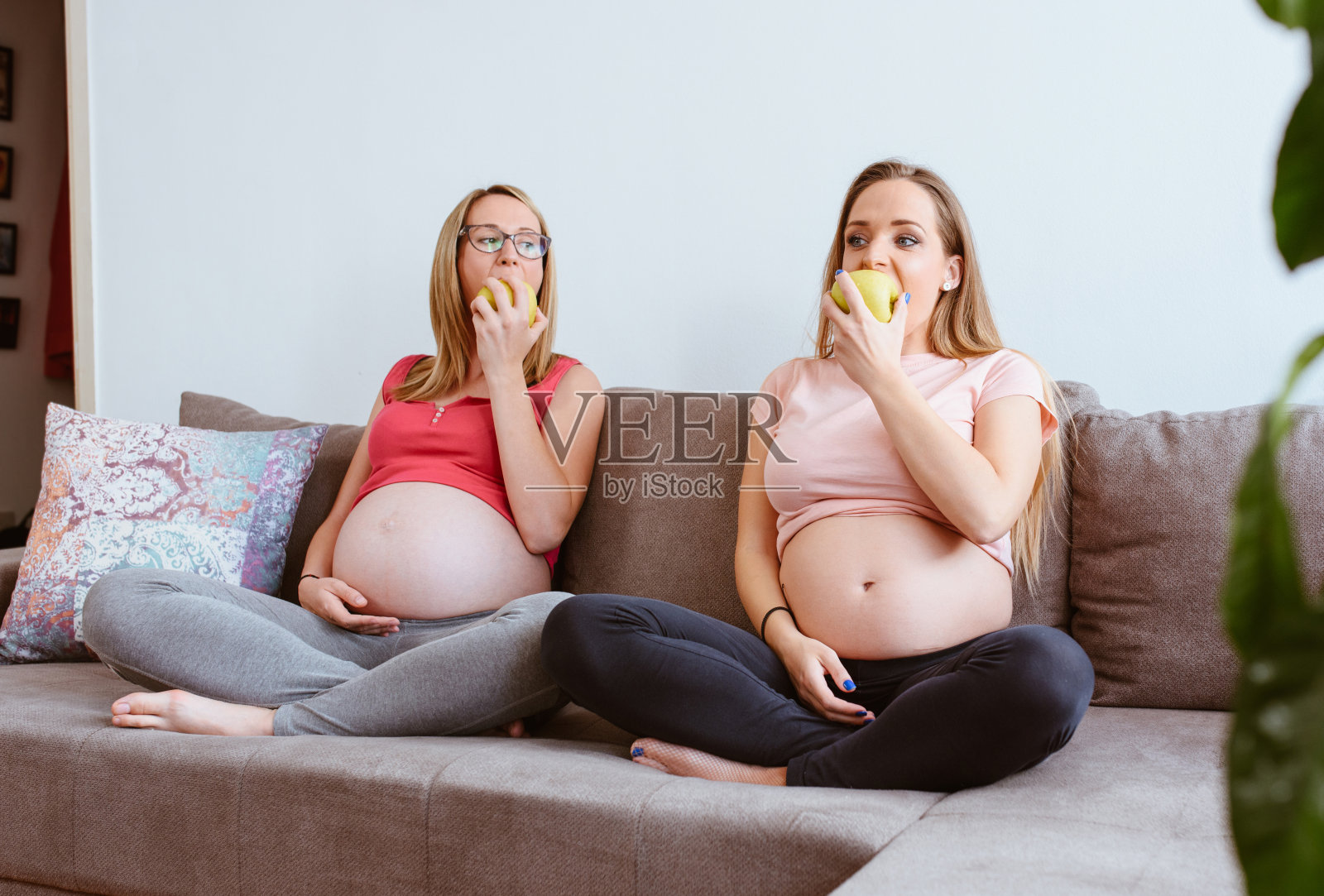 两个孕妇吃苹果照片摄影图片