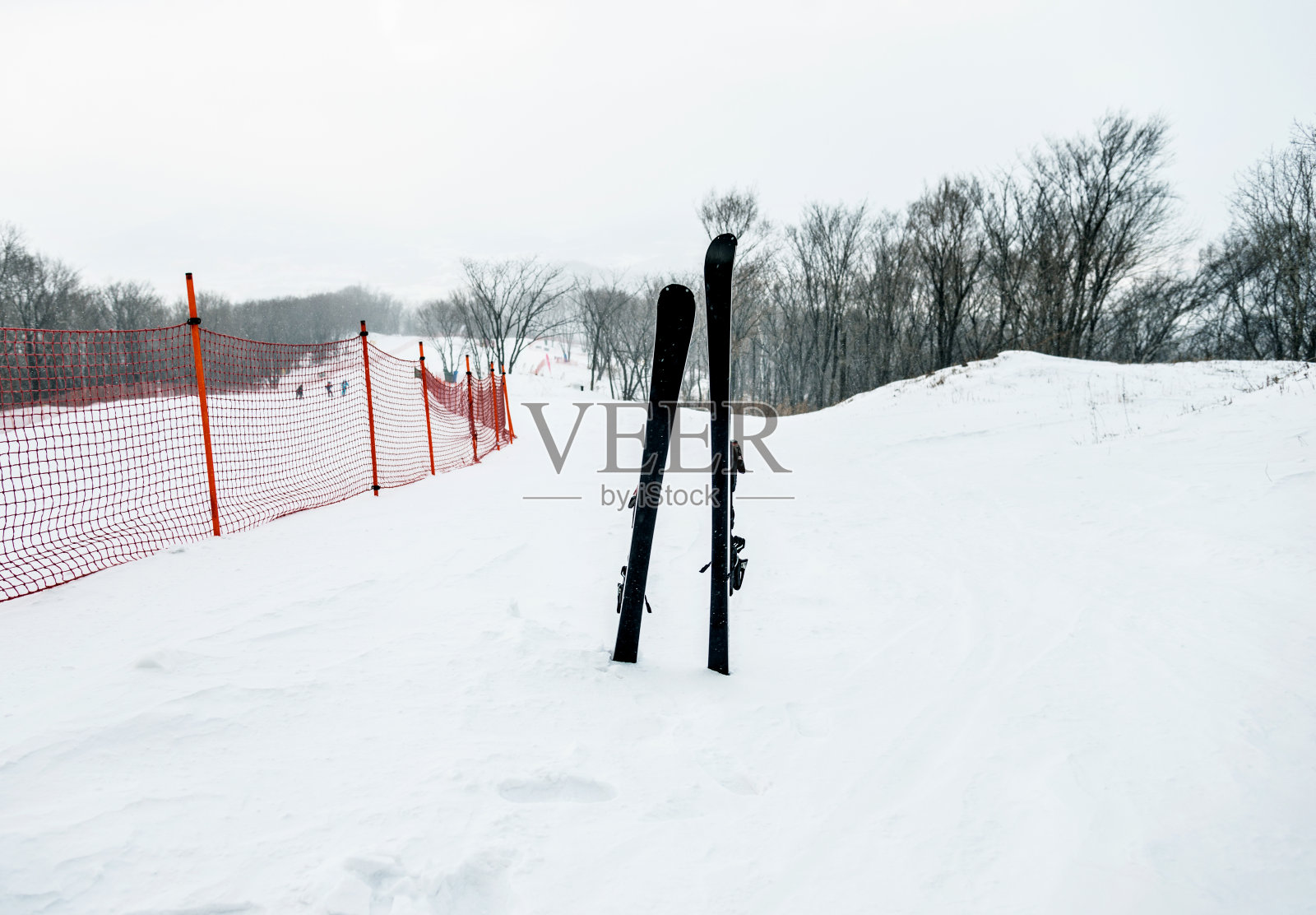 滑雪板在雪地里照片摄影图片