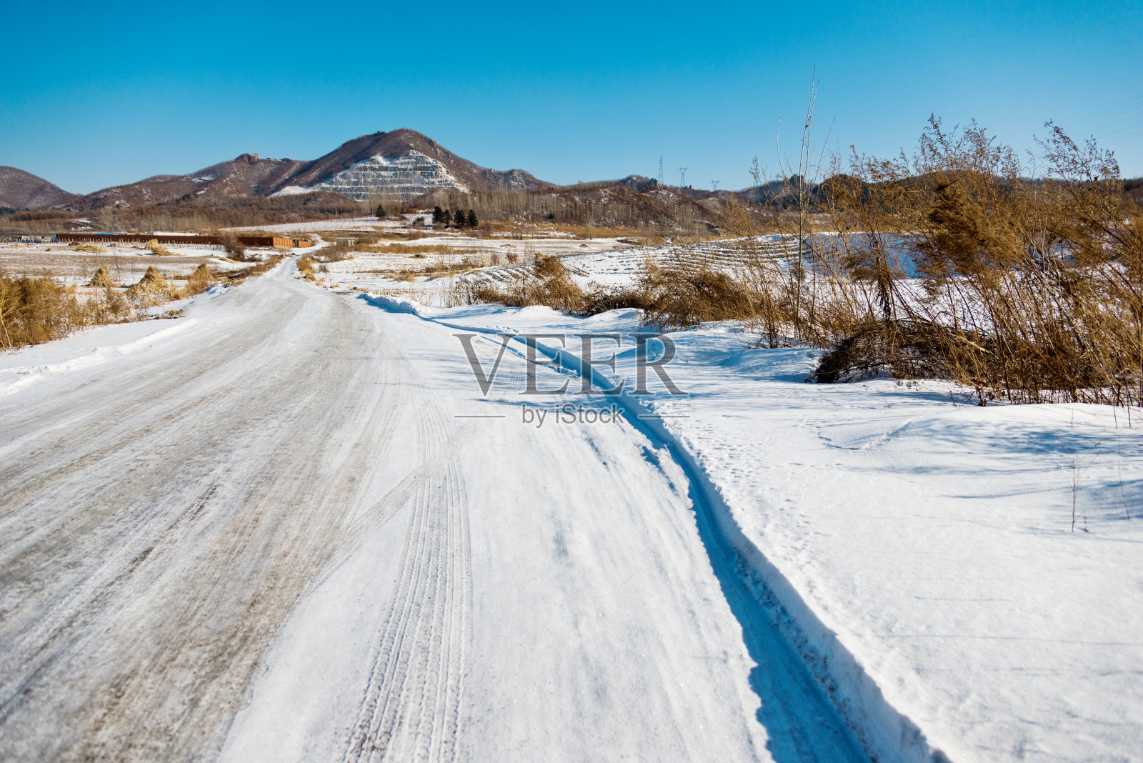冬天空荡荡的土路照片摄影图片