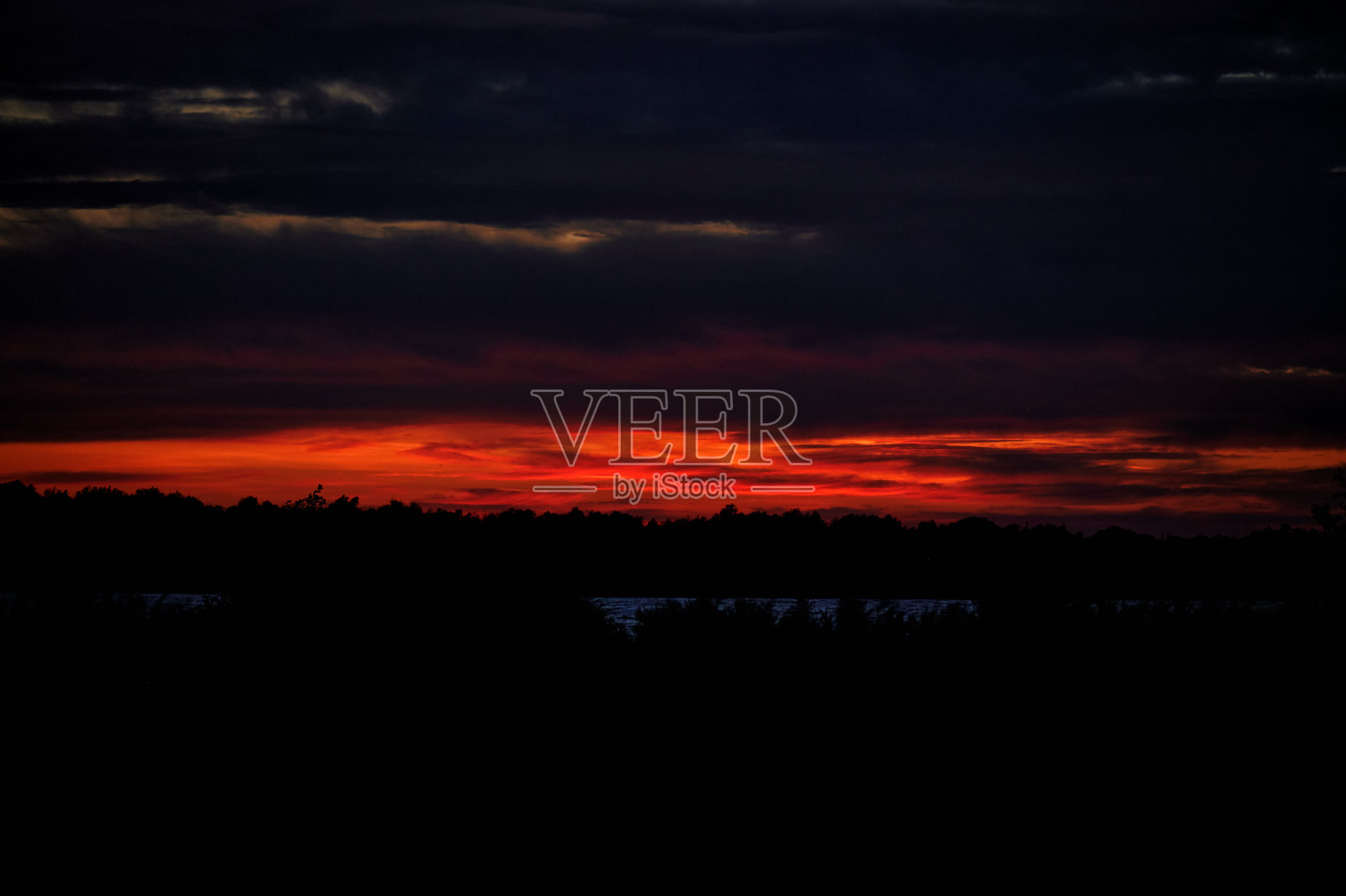 傍晚的气氛，戏剧性和多彩的天空照片摄影图片