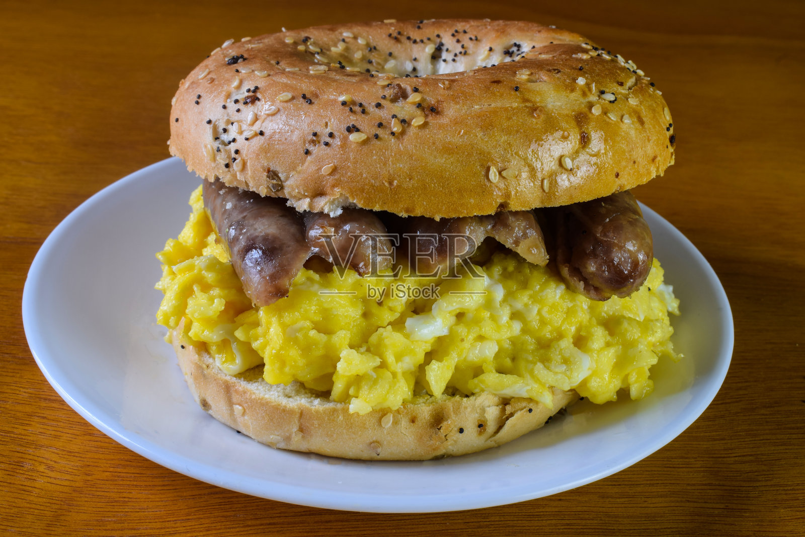 炒蛋香肠百吉饼三明治照片摄影图片