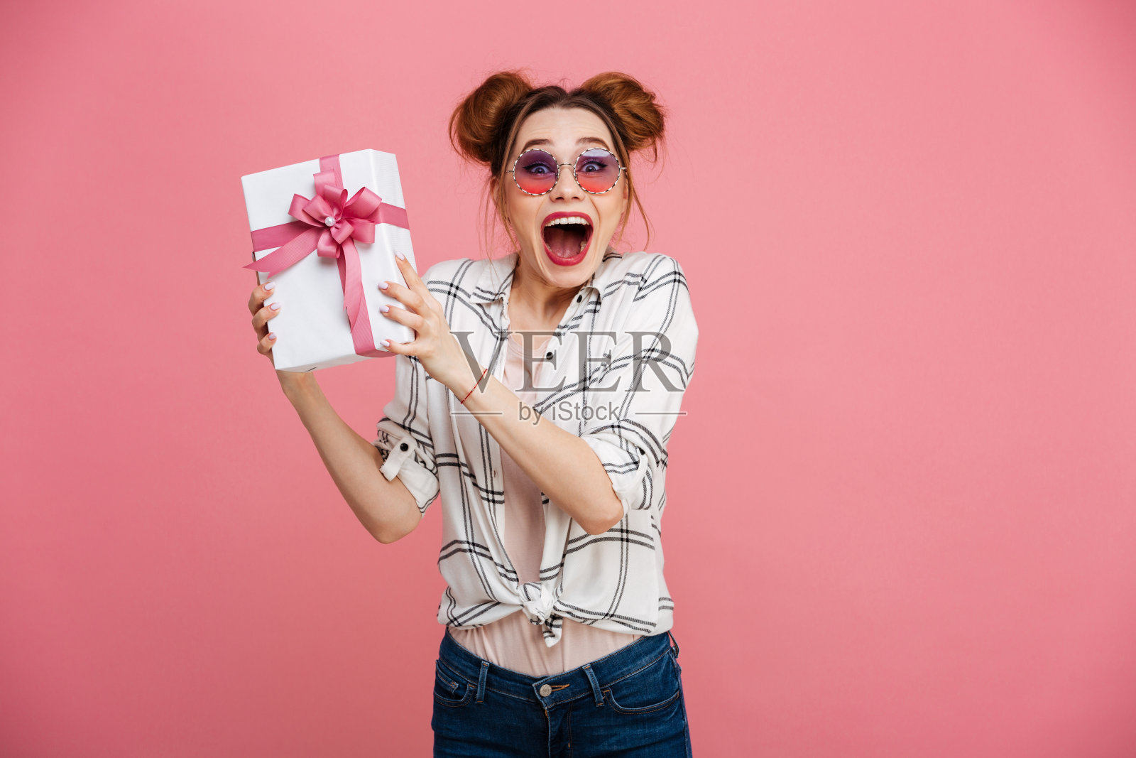 一个兴奋的戴着墨镜的年轻女孩的肖像照片摄影图片