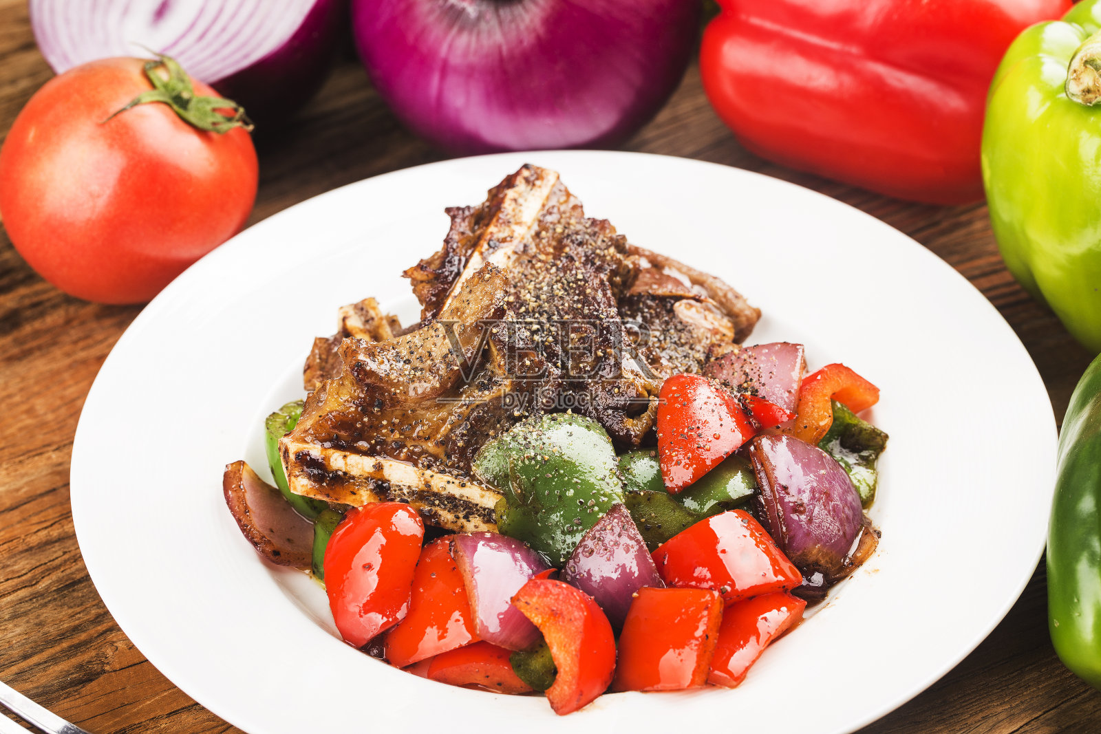 一盘新鲜炸牛排骨照片摄影图片