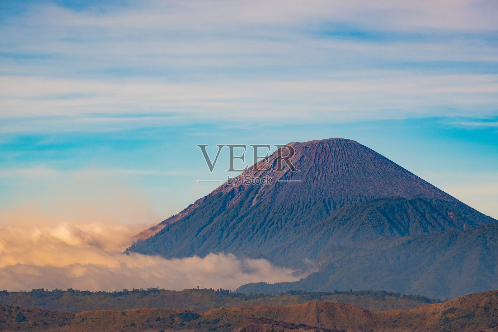 布罗莫火山(Gunung Bromo)的空中轮廓，是最活跃的火山和美丽的晨光在泗水，东爪哇，印度尼西亚。照片摄影图片
