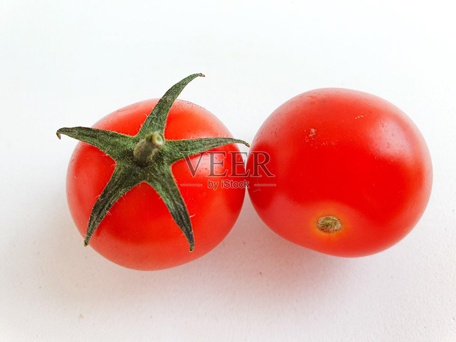 白色背景上分离的新鲜圣女果。新鲜蔬菜。俯视图照片摄影图片