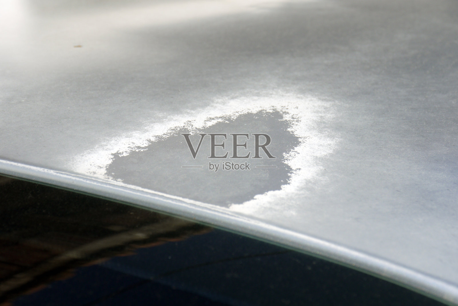 车顶被太阳晒伤，引擎盖上的油漆褪色，照片摄影图片