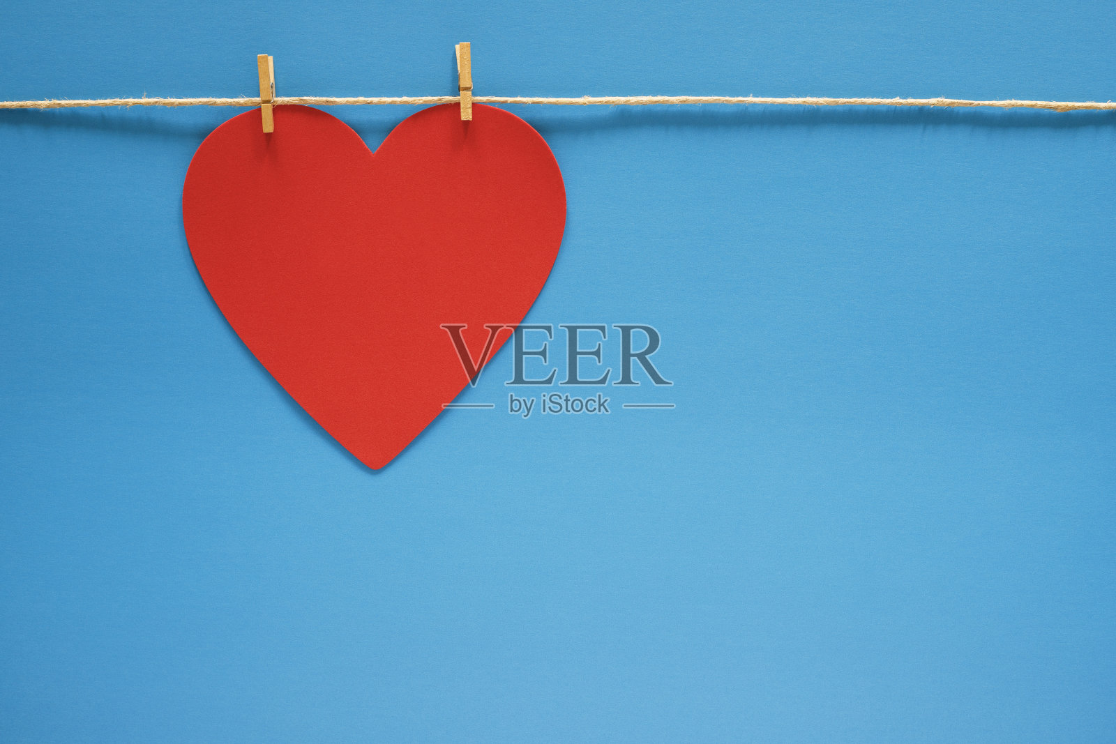 蓝色背景上的红心照片摄影图片