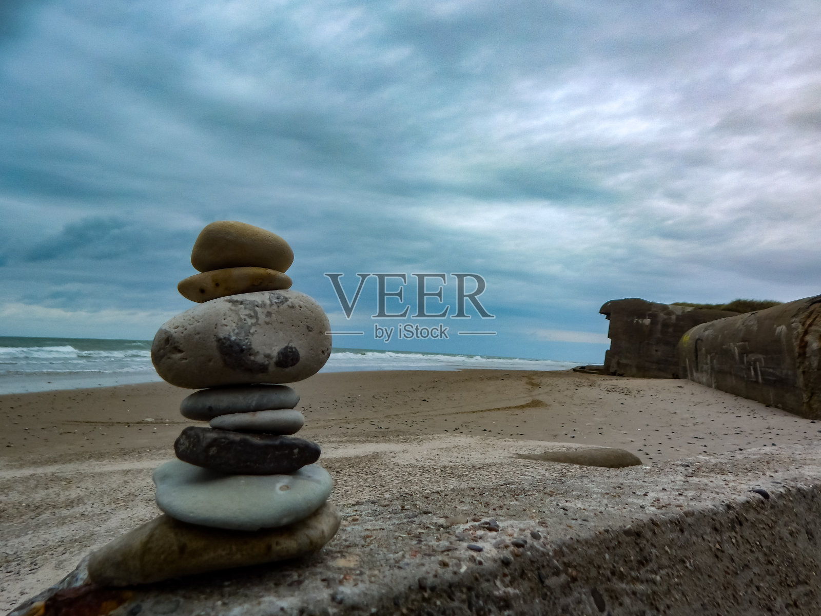 丹麦海滩上的石头平衡照片摄影图片