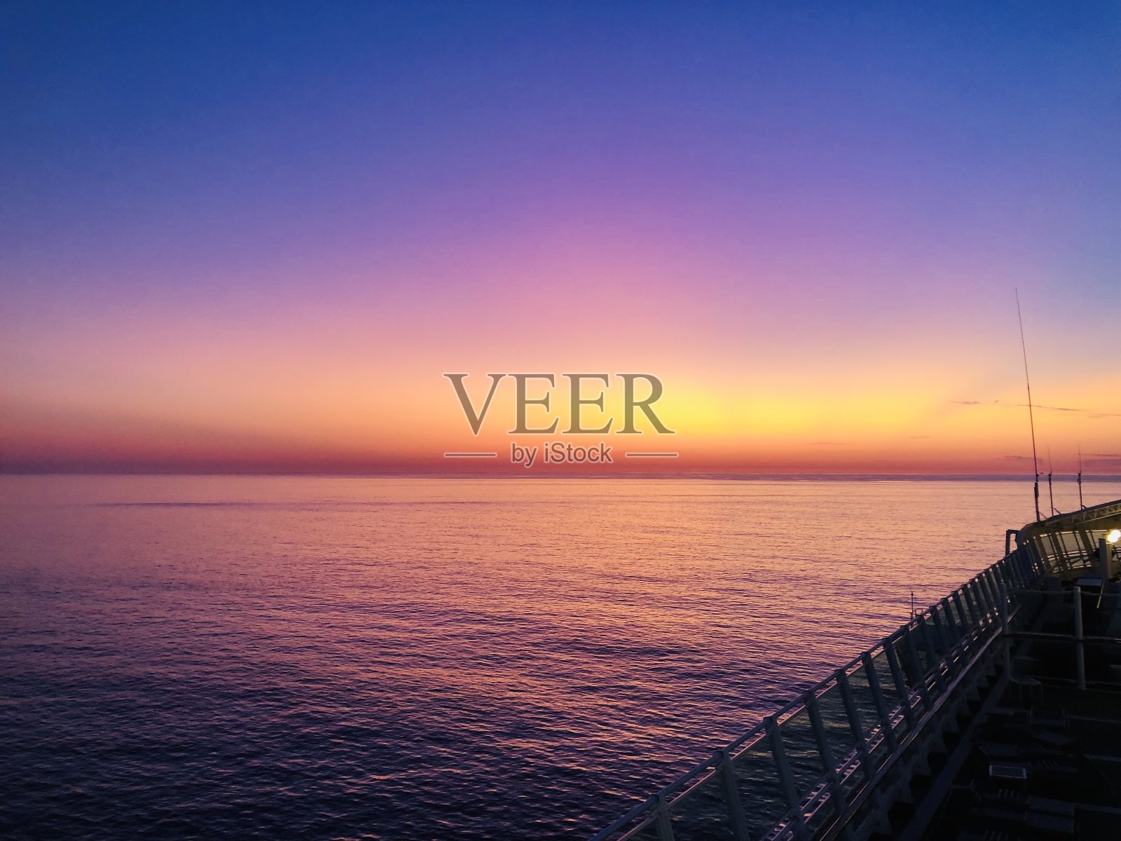 船上的日落照片摄影图片