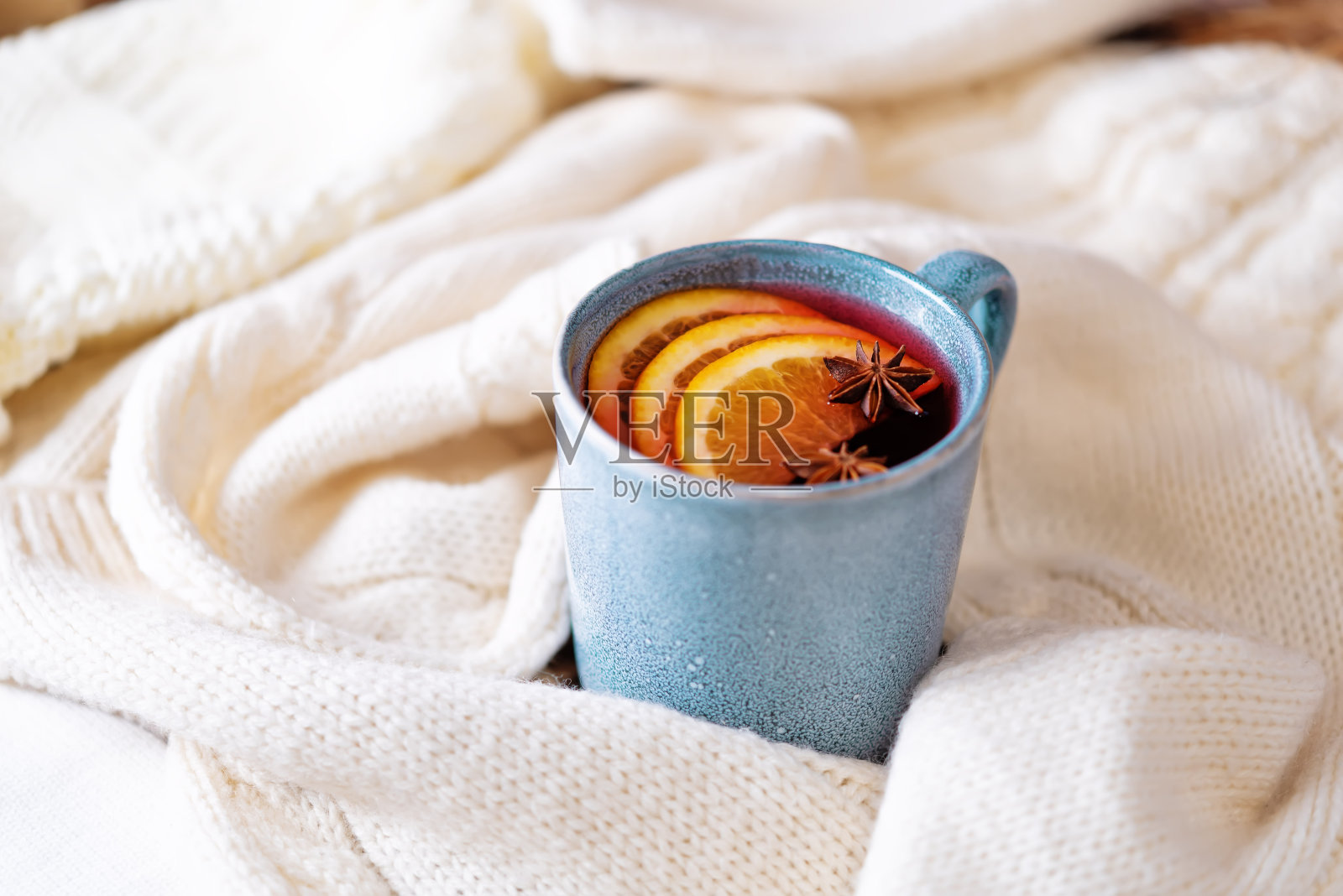 一杯加橘子和茴香的热葡萄酒照片摄影图片