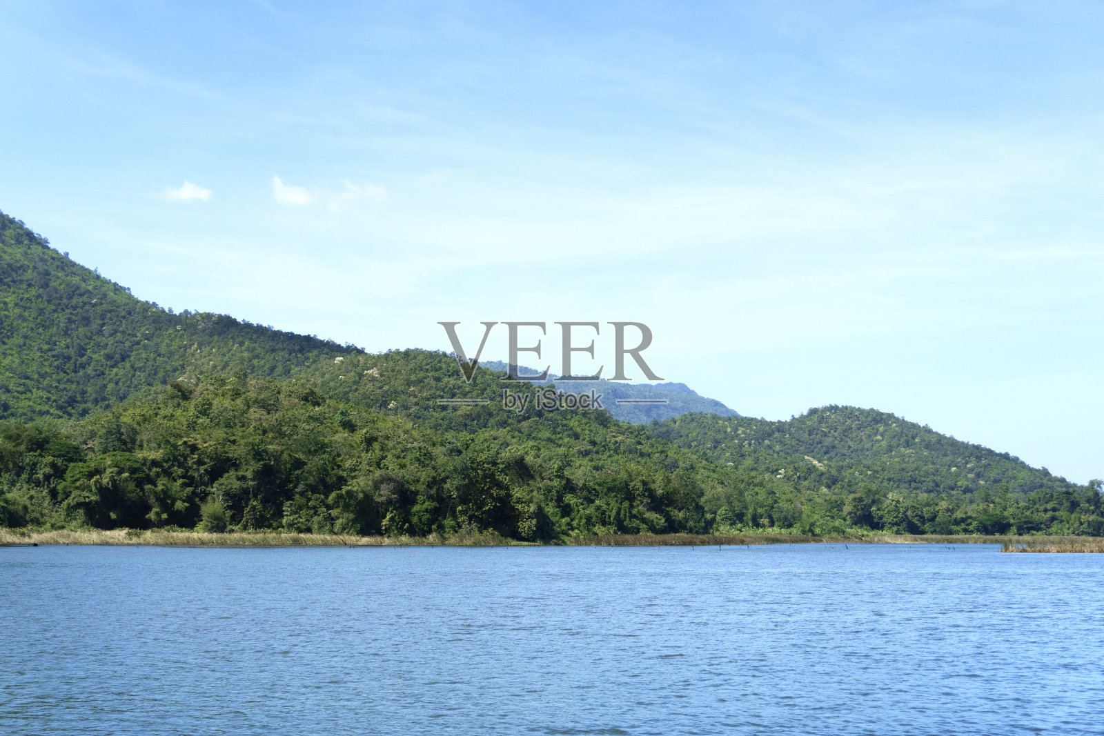 风景的山与云彩蓝色的天空背景在静止的河流流动照片摄影图片