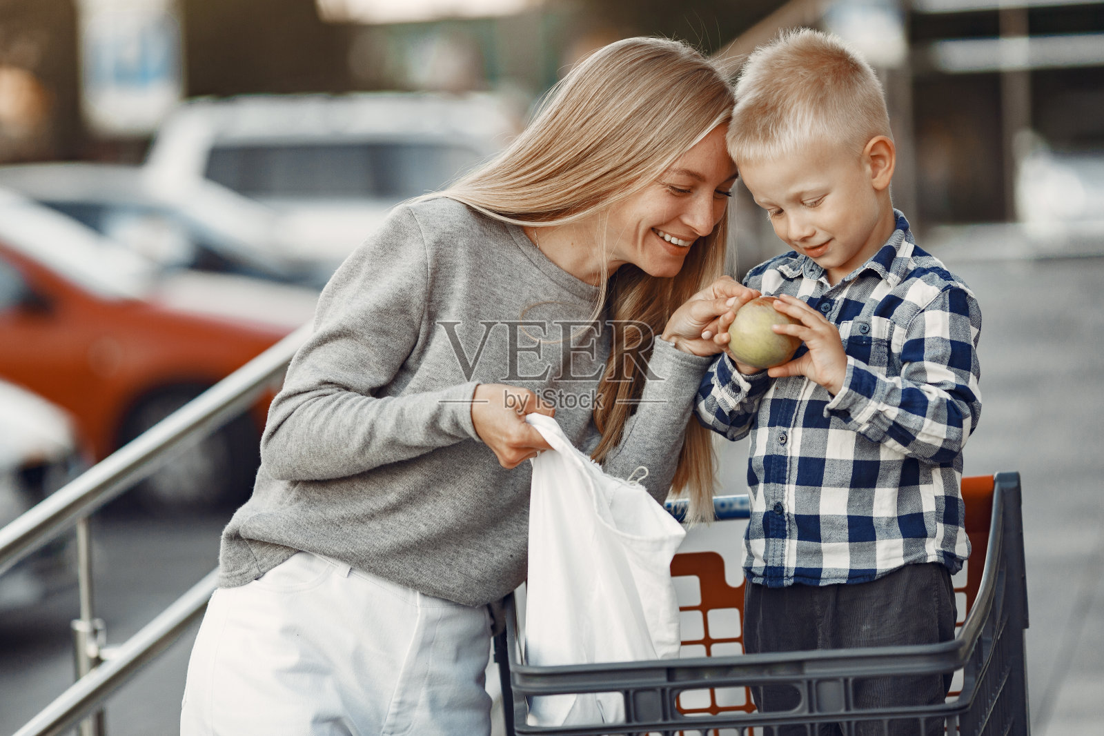 母亲带着男婴去购物照片摄影图片