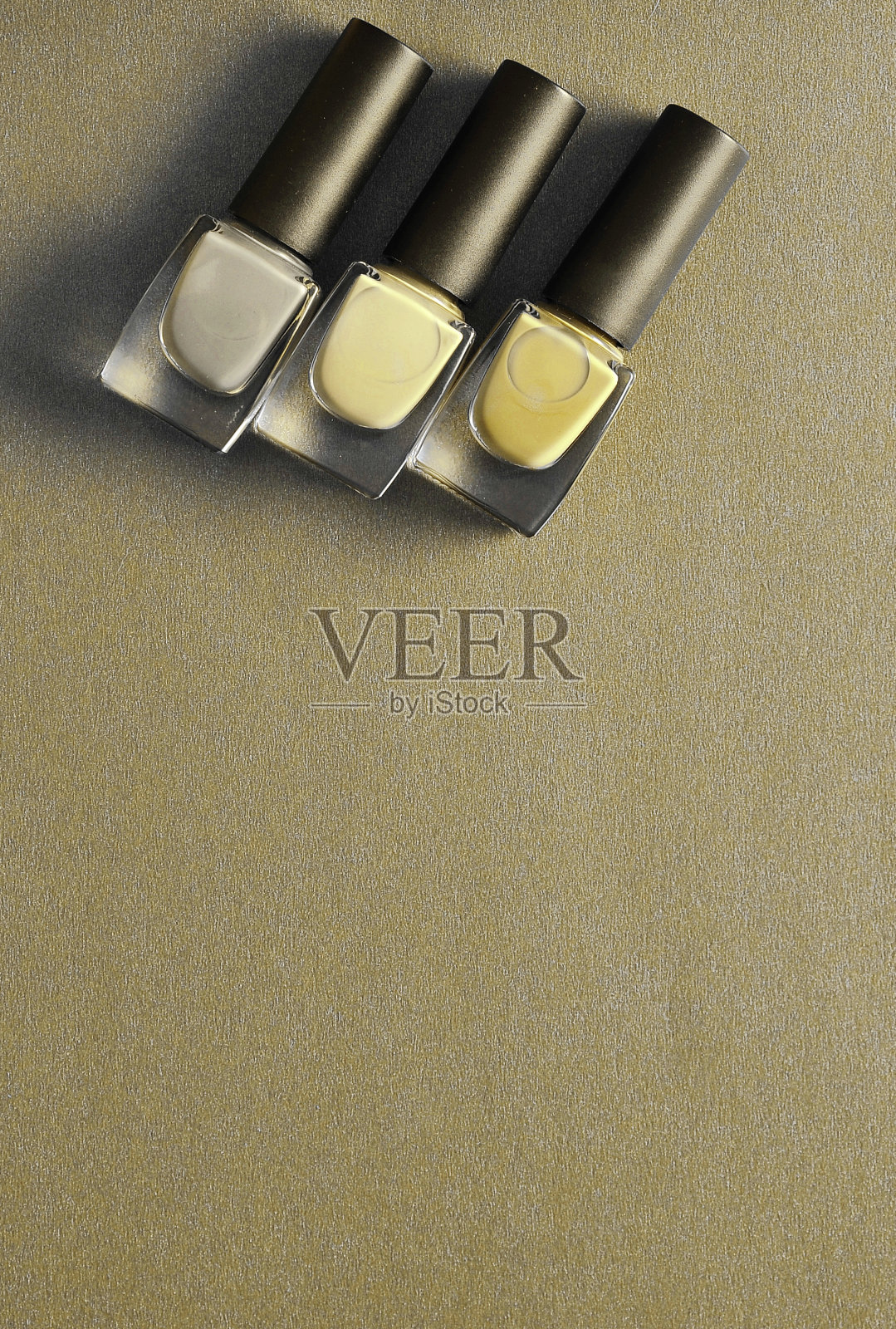 一套在时尚的终极灰色和明亮的颜色指甲油。2021年的颜色照片摄影图片