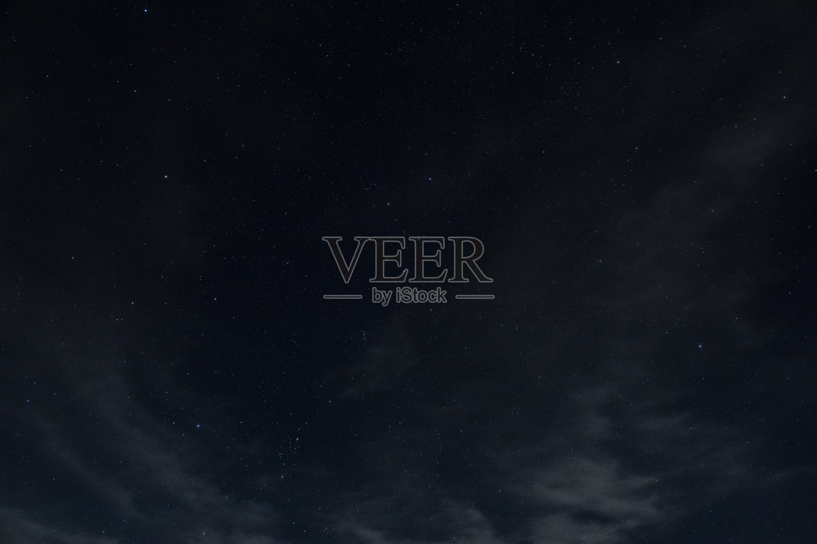 北卡罗莱纳州蒂勒里湖上的星星和天空中的几朵云照片摄影图片