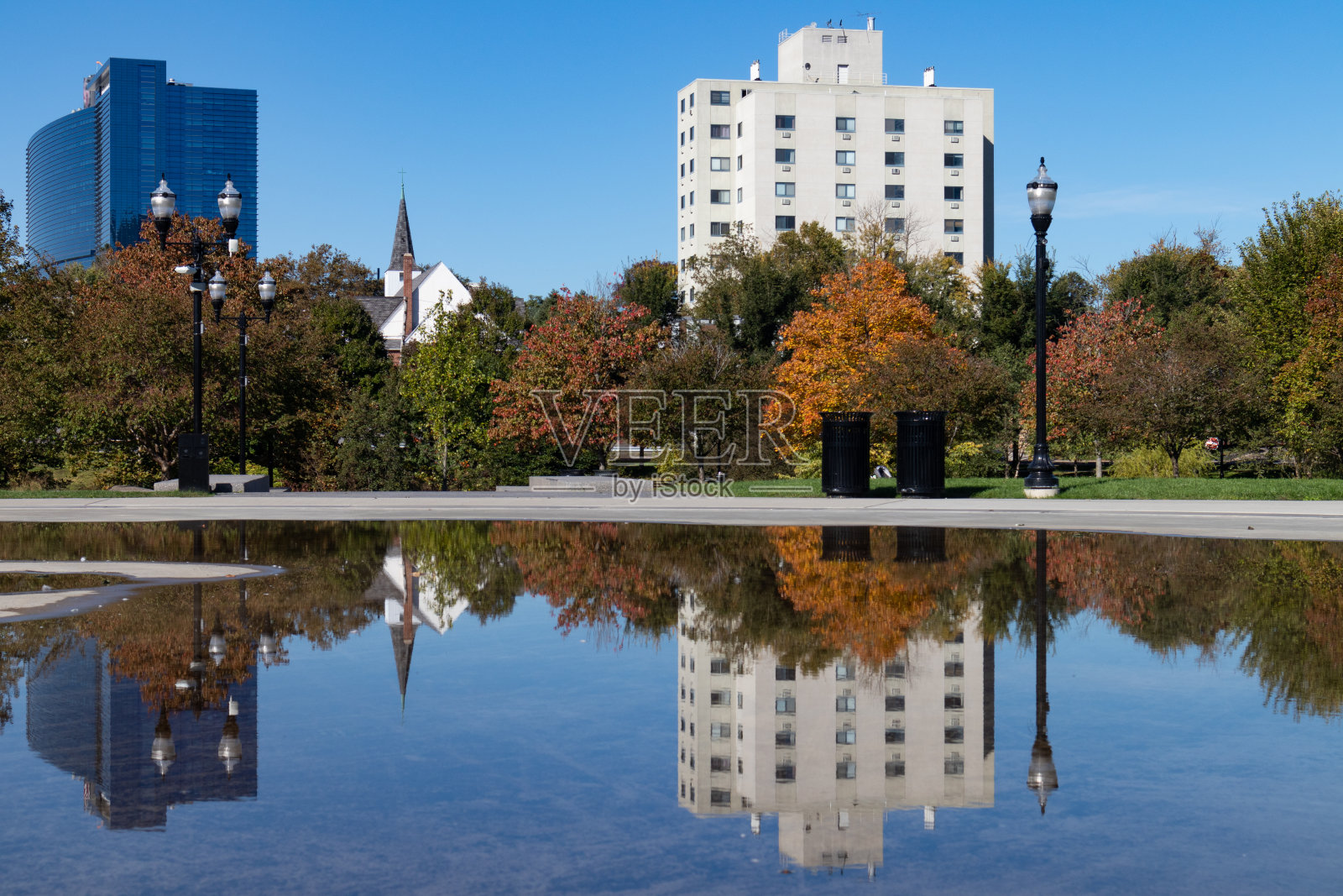 米尔河公园的倒影在斯坦福德康涅狄格秋天与彩色的树木照片摄影图片