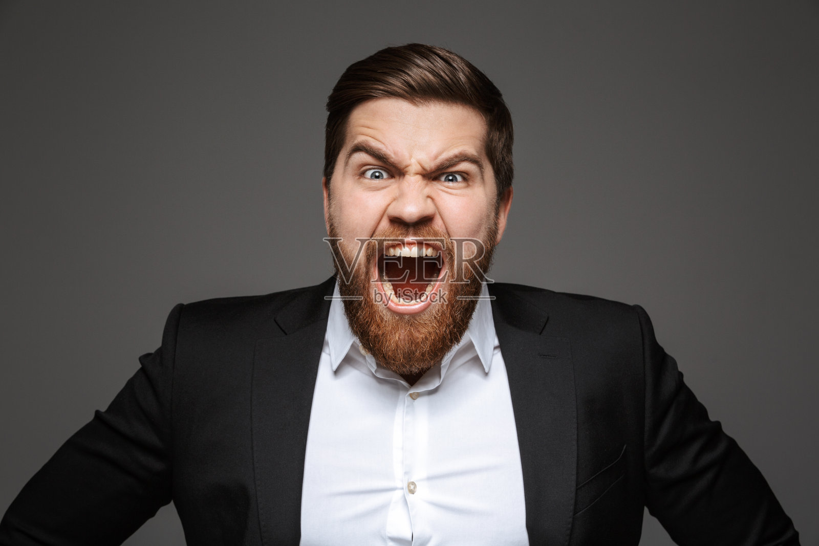 一个愤怒的年轻商人的肖像照片摄影图片