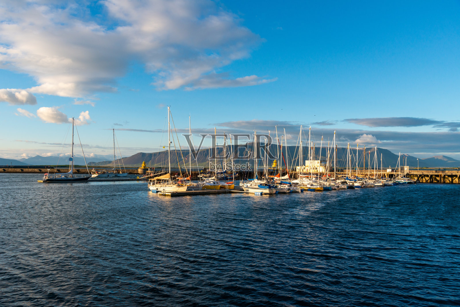 游艇停泊在雷克雅未克湾照片摄影图片
