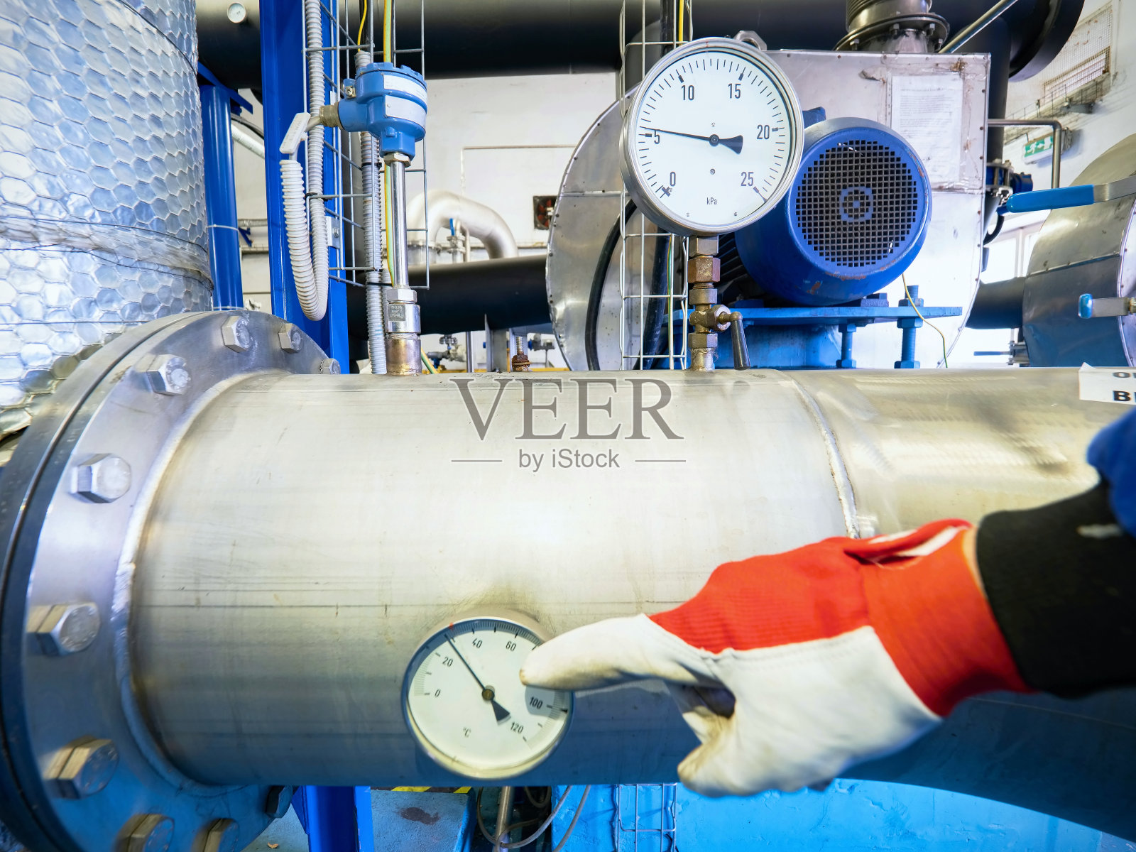 黄色管上的气体压力表显示系统中的压力振动。照片摄影图片