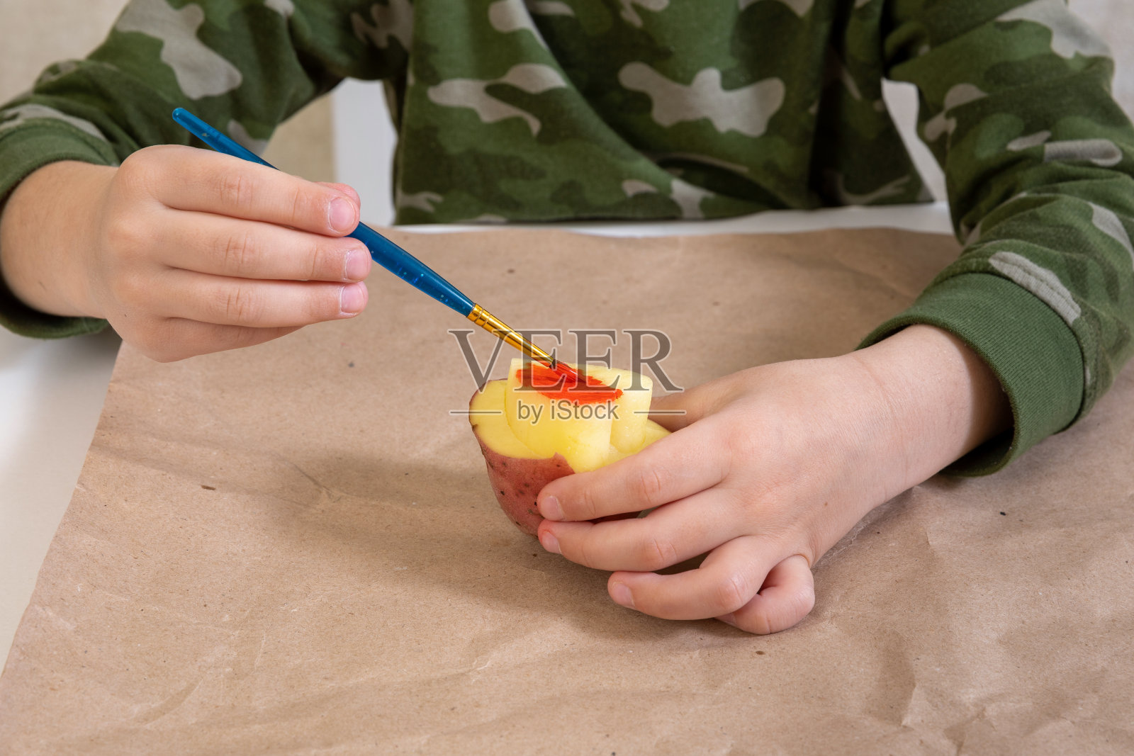打印土豆邮票。手工礼品包装与独家印刷图案。照片摄影图片