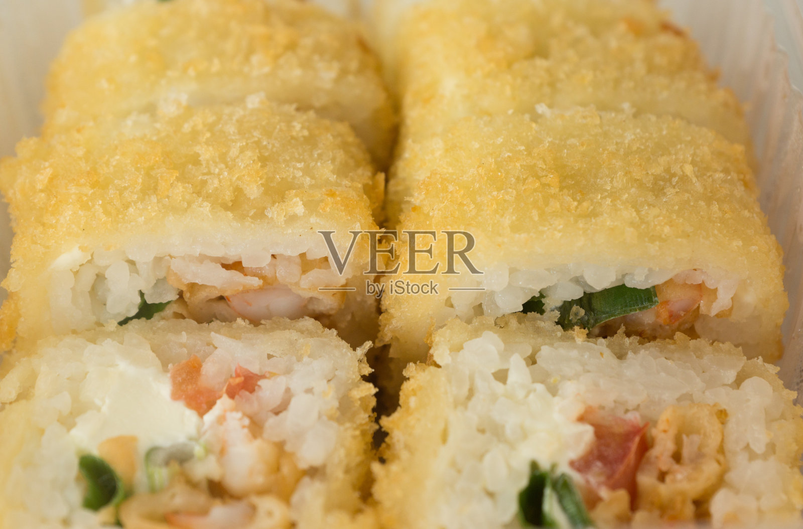 烤寿司配米饭，黄瓜，鱼的特写。一套日本寿司。选择性聚焦，浅景深。宏观的寿司照片摄影图片