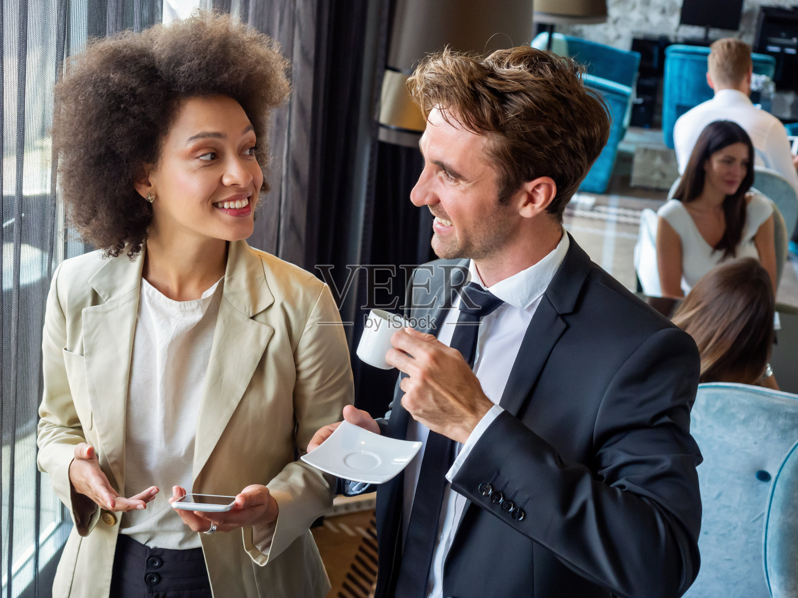 一对年轻的专业人士在咖啡休息时间聊天照片摄影图片