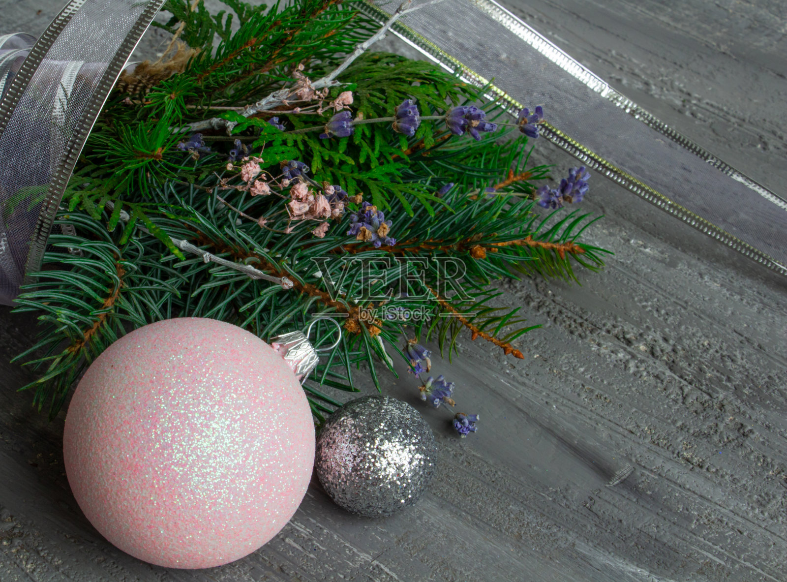 美丽的圣诞装饰银色调，圣诞花束，圣诞玩具在混凝土背景照片摄影图片